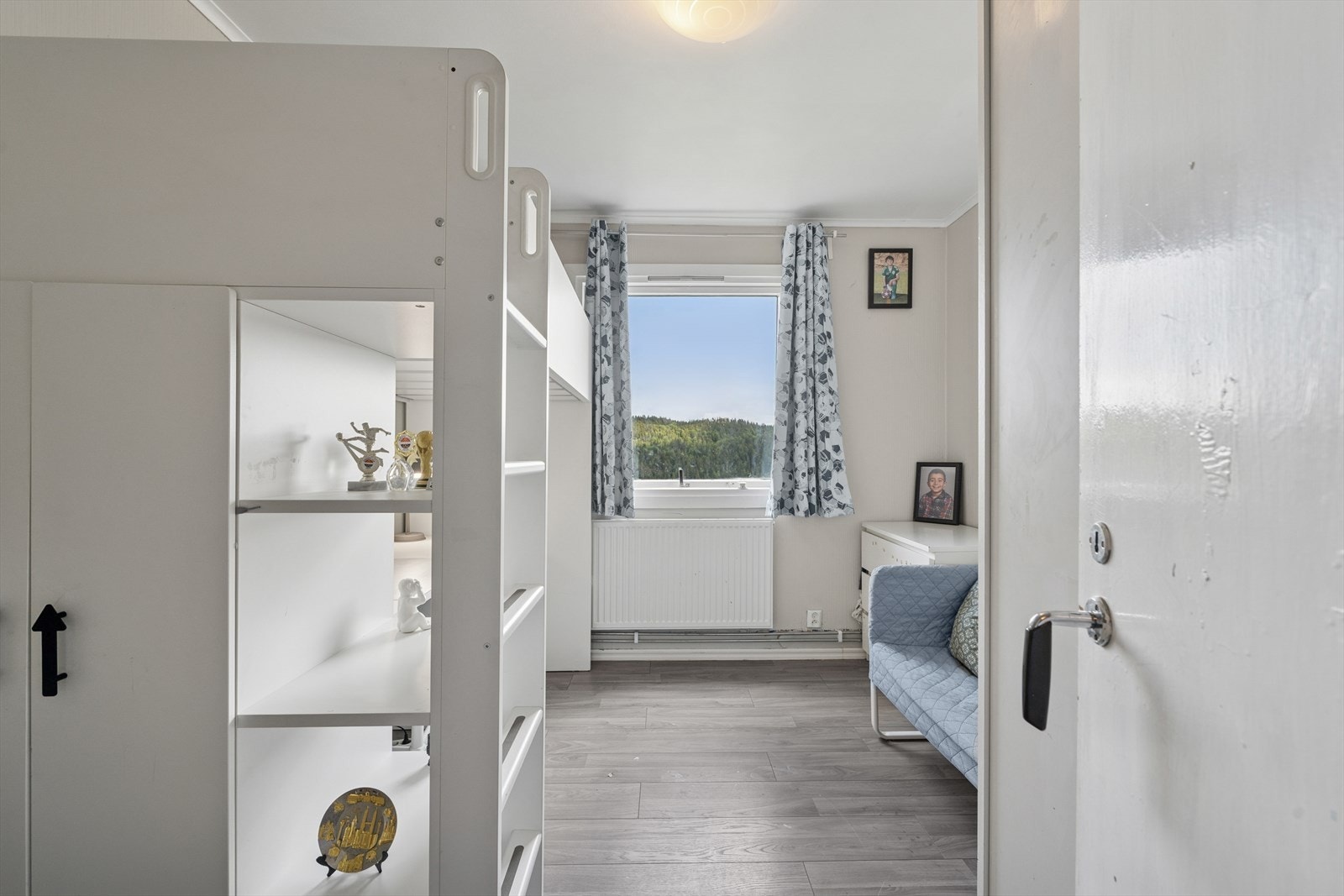 Lyst og fint soverom med god plass til seng, skrivebord og oppbevaring. Galleribilde