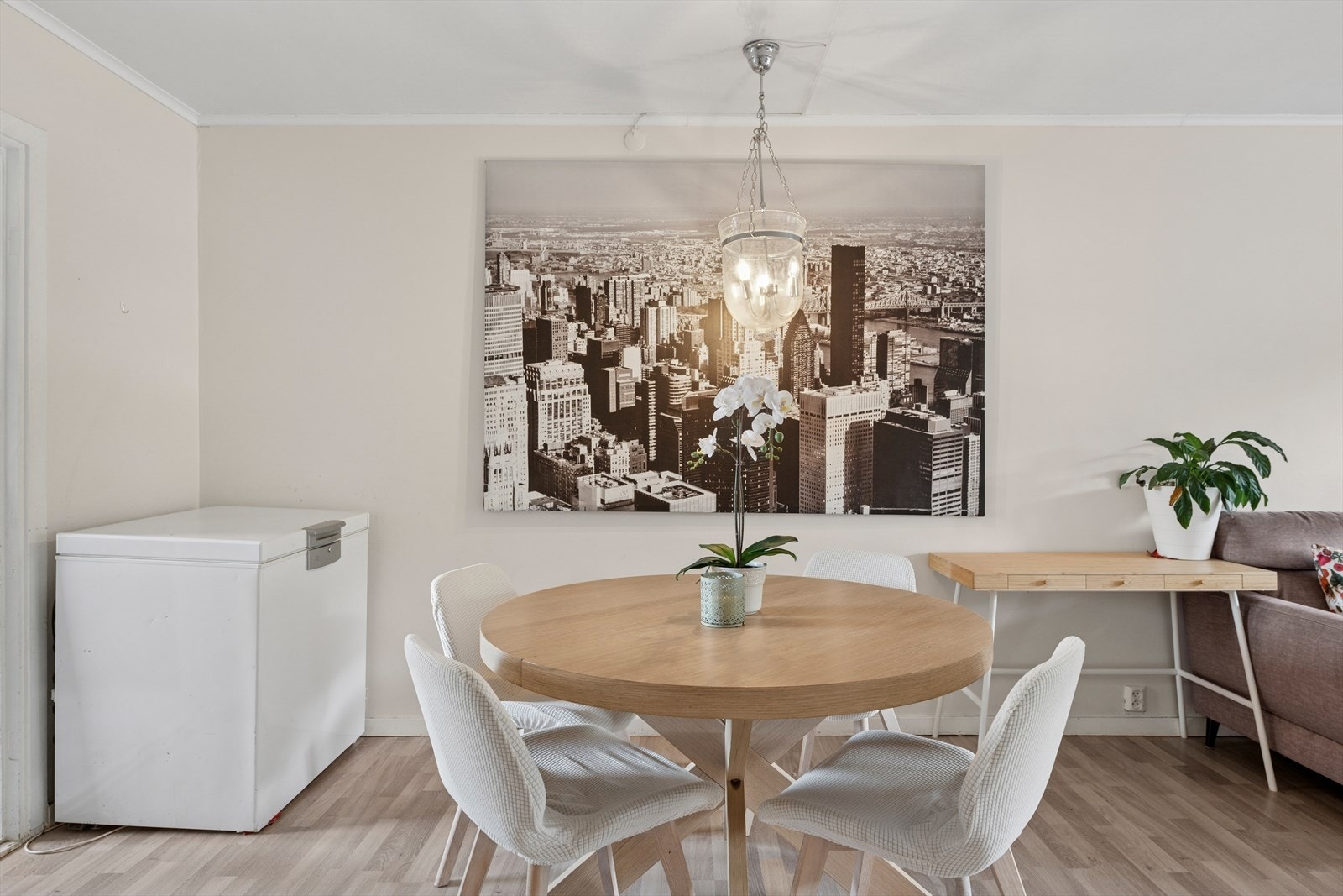 Det er godt med naturlig lys også i spisestuen. Galleribilde