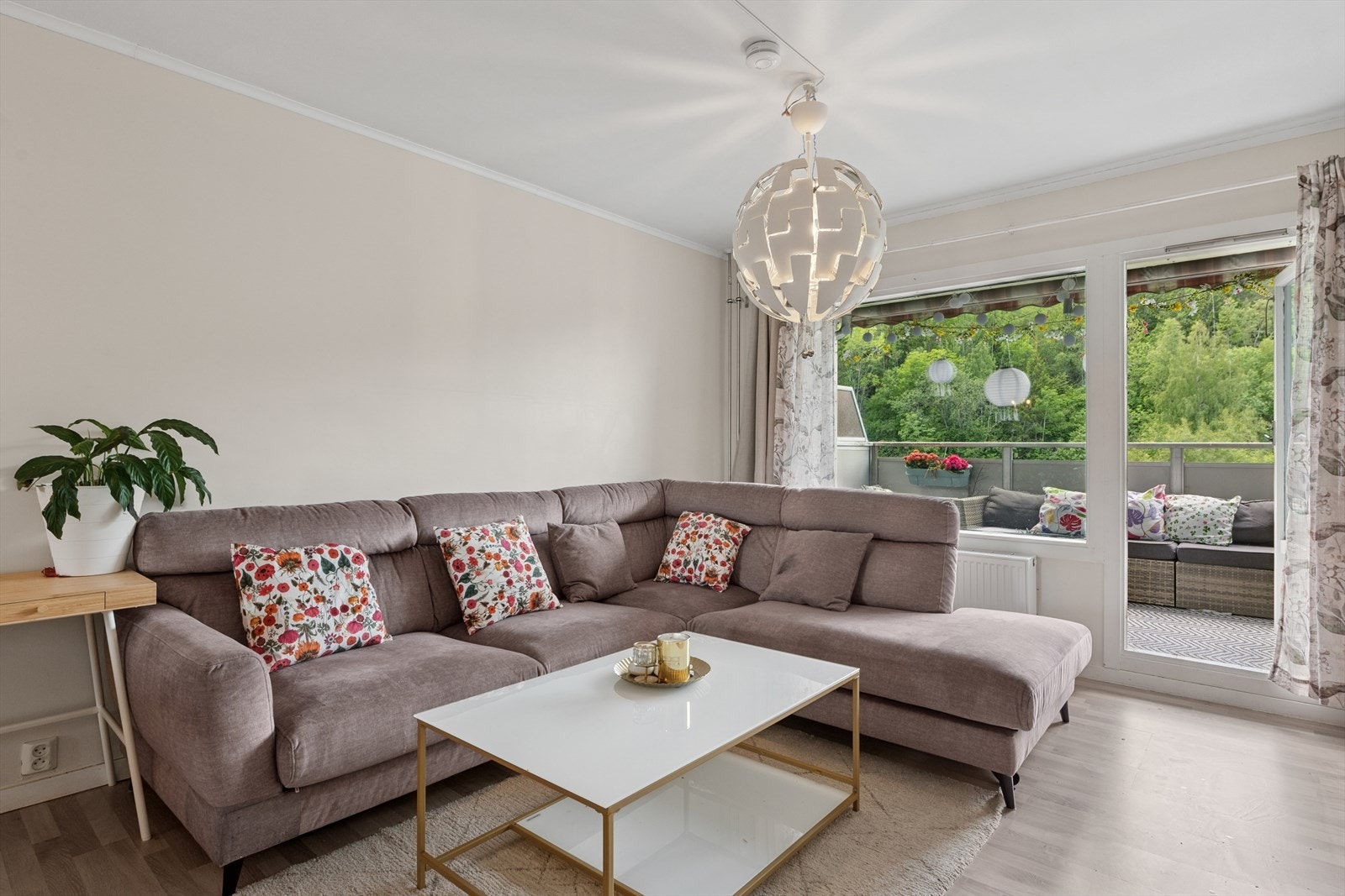 Fra stuen er det videre adkomst til en koselig balkong. Galleribilde