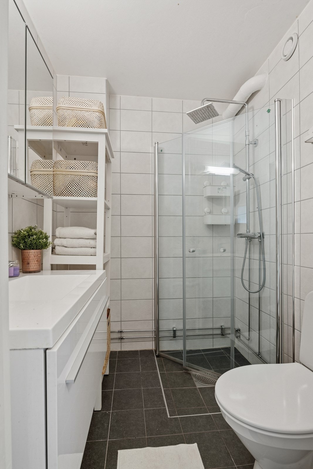 Pent flislagt bad med gulvvarme. Galleribilde