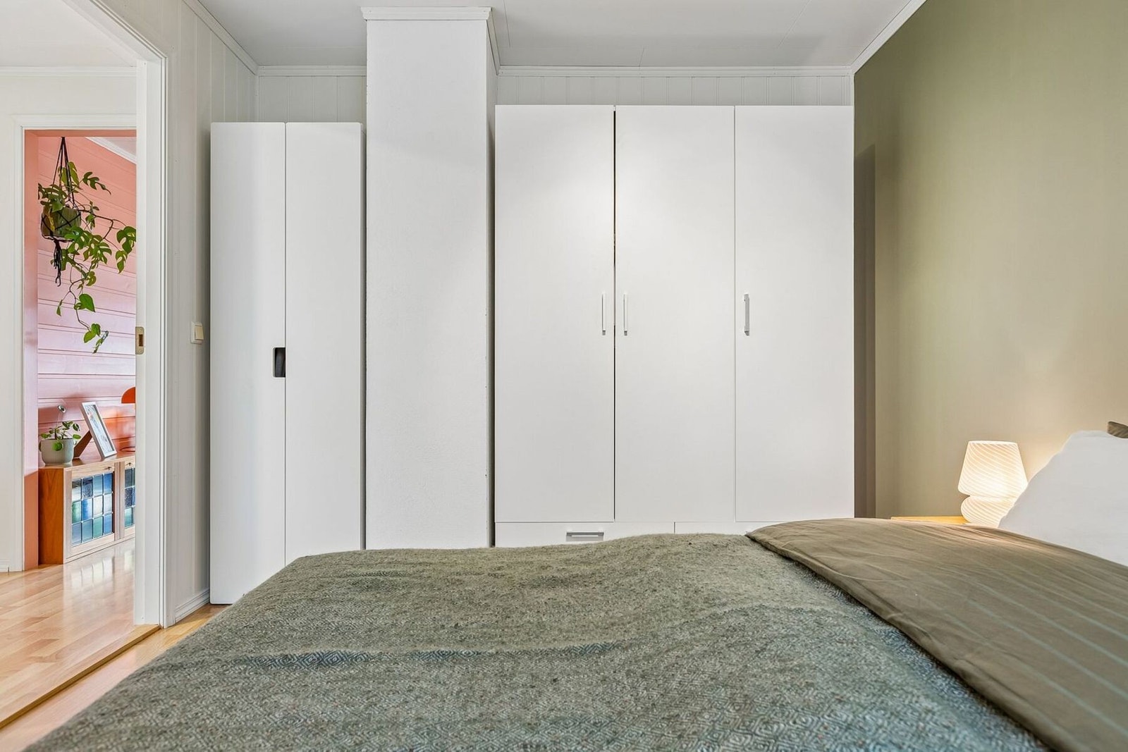 Hovedsoverommet ligger på hovedplanet i tilknytning til stue og kjøkken. Her får du godt med plass til praktisk oppbevaring. Galleribilde