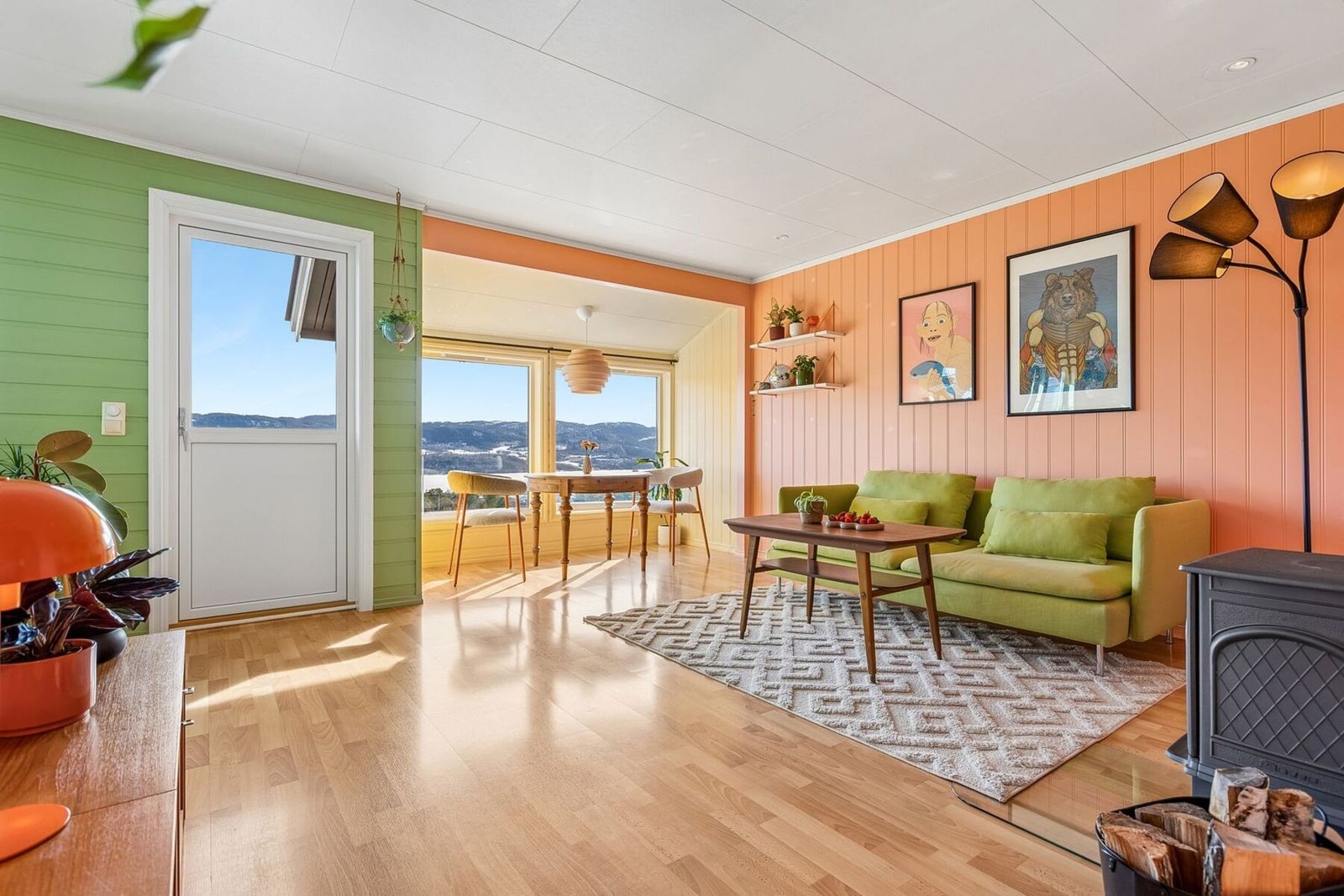 Her får du et lyst og innbydende rekkehus med et stueareal på hele 19,5 kvadratmeter i en delvis åpen løsning med kjøkken. Galleribilde