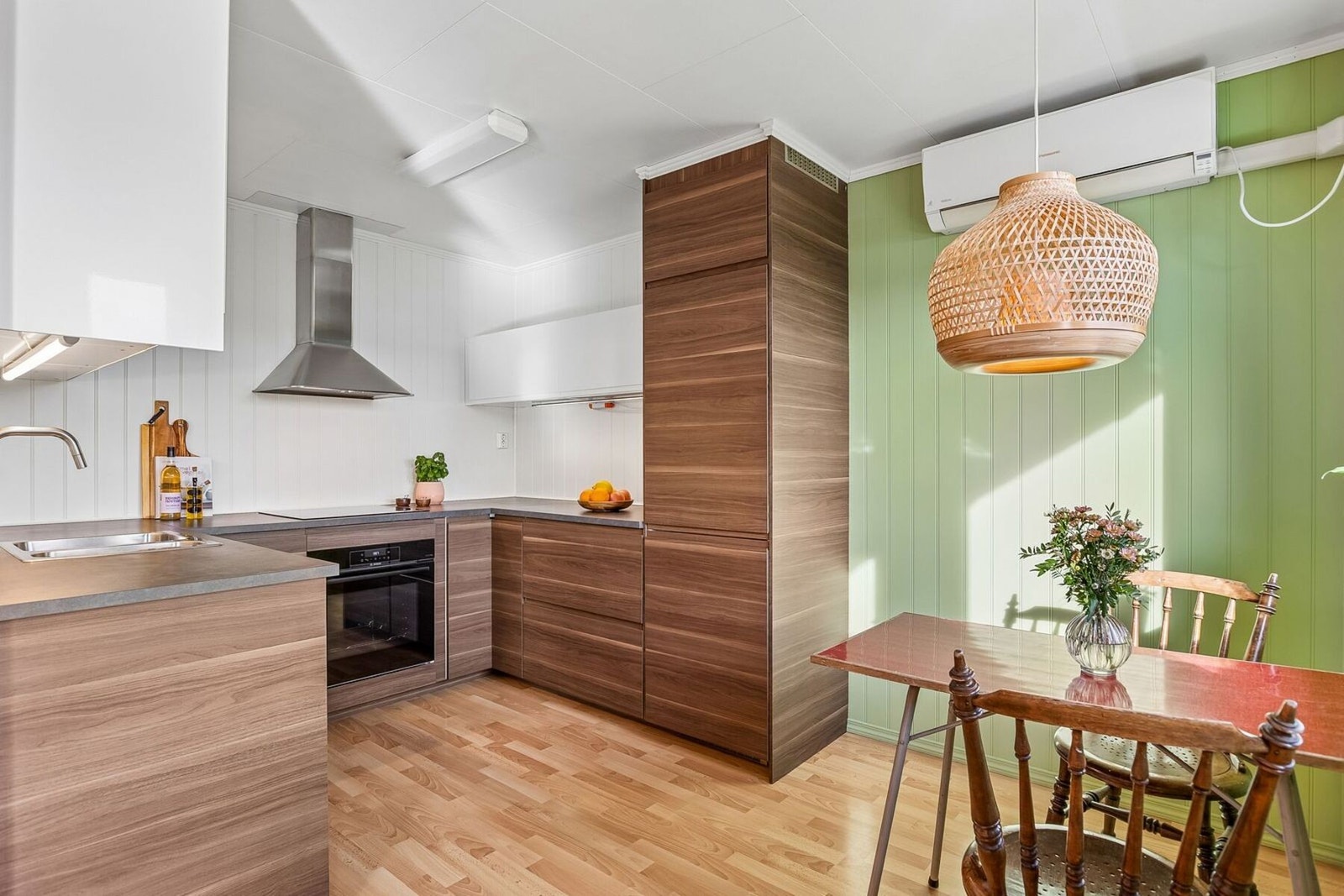 Moderne og tidløst kjøkken på 10,5 kvadratmeter med gode arbeidsflater samt rikelig med benkeplass og oppbevaringsmuligheter. Galleribilde