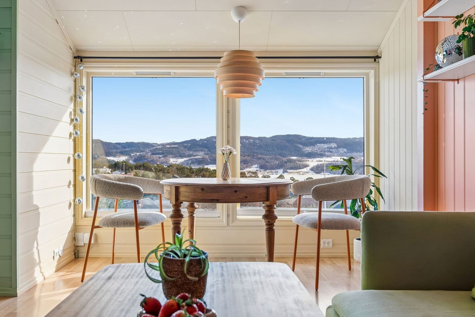 Store vindusflater slipper inn mye med naturlig lys og skaper en lys og luftig boatmosfære. Galleribilde