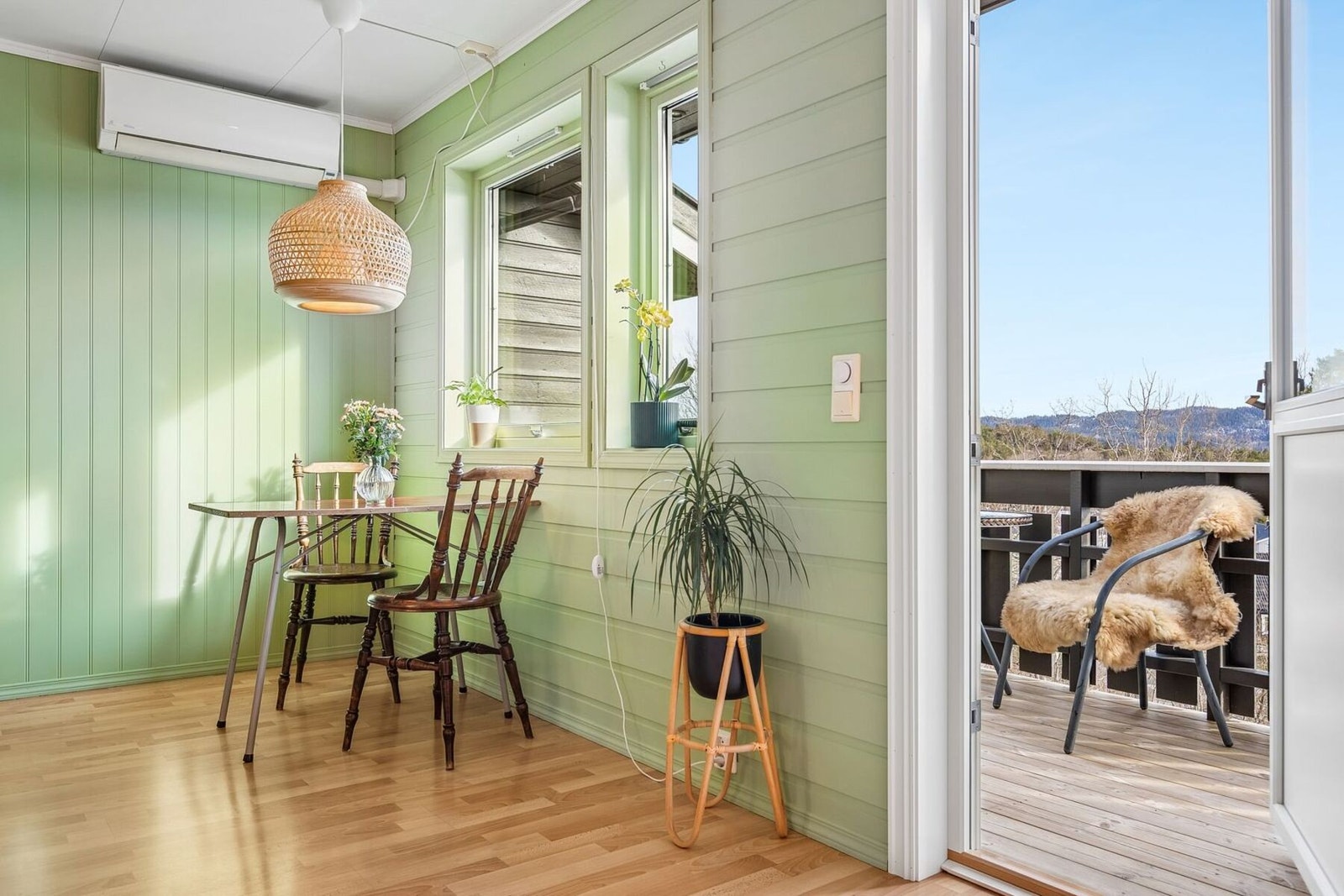 Ved kjøkkenet er det naturlig plass til spisegruppe, samt direkte utgang til boligens balkong. Galleribilde