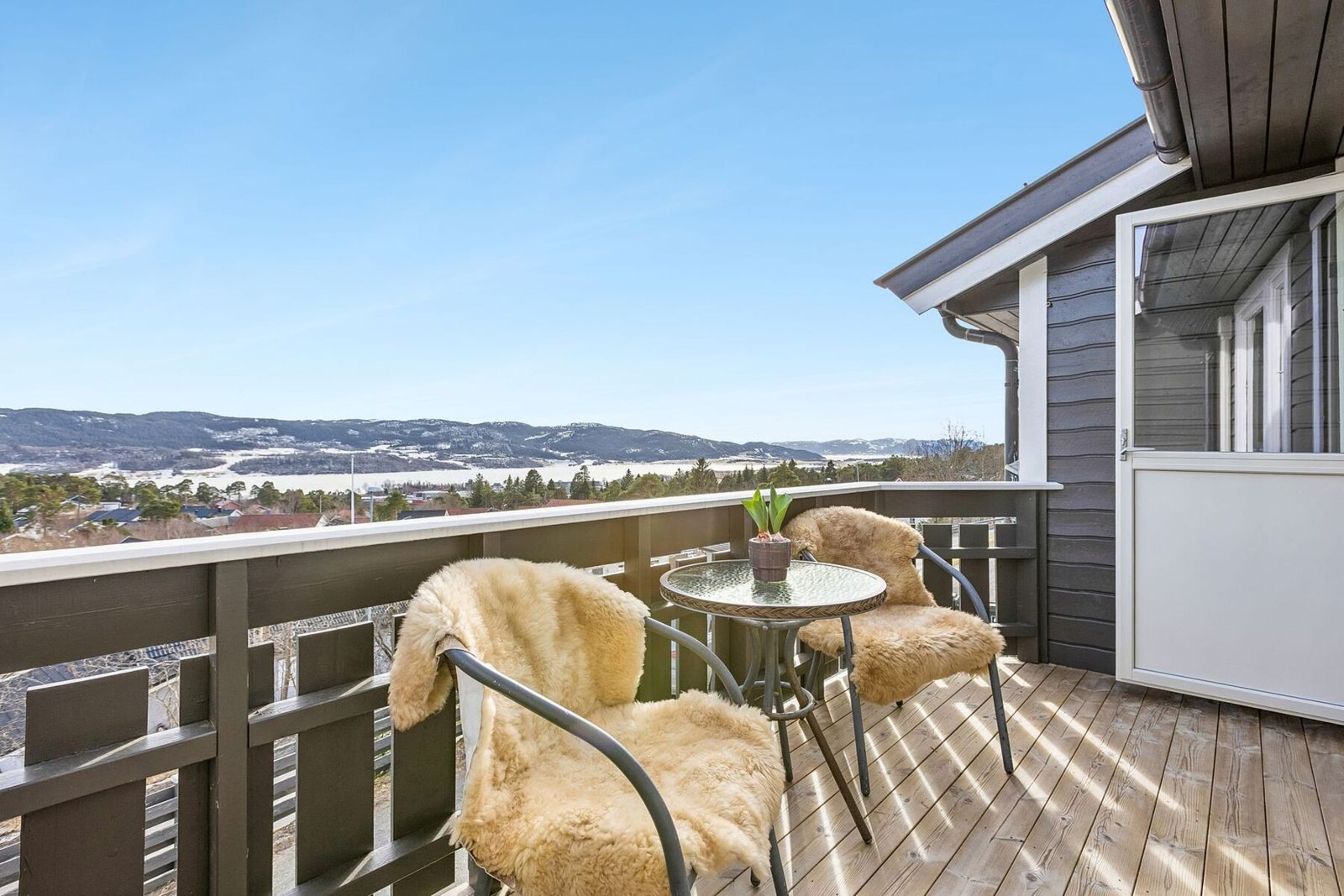 Fantastisk utsikt over Rissa og Botn. I tillegg får du en platting på 4 kvadratmeter på fremsiden av huset. Galleribilde