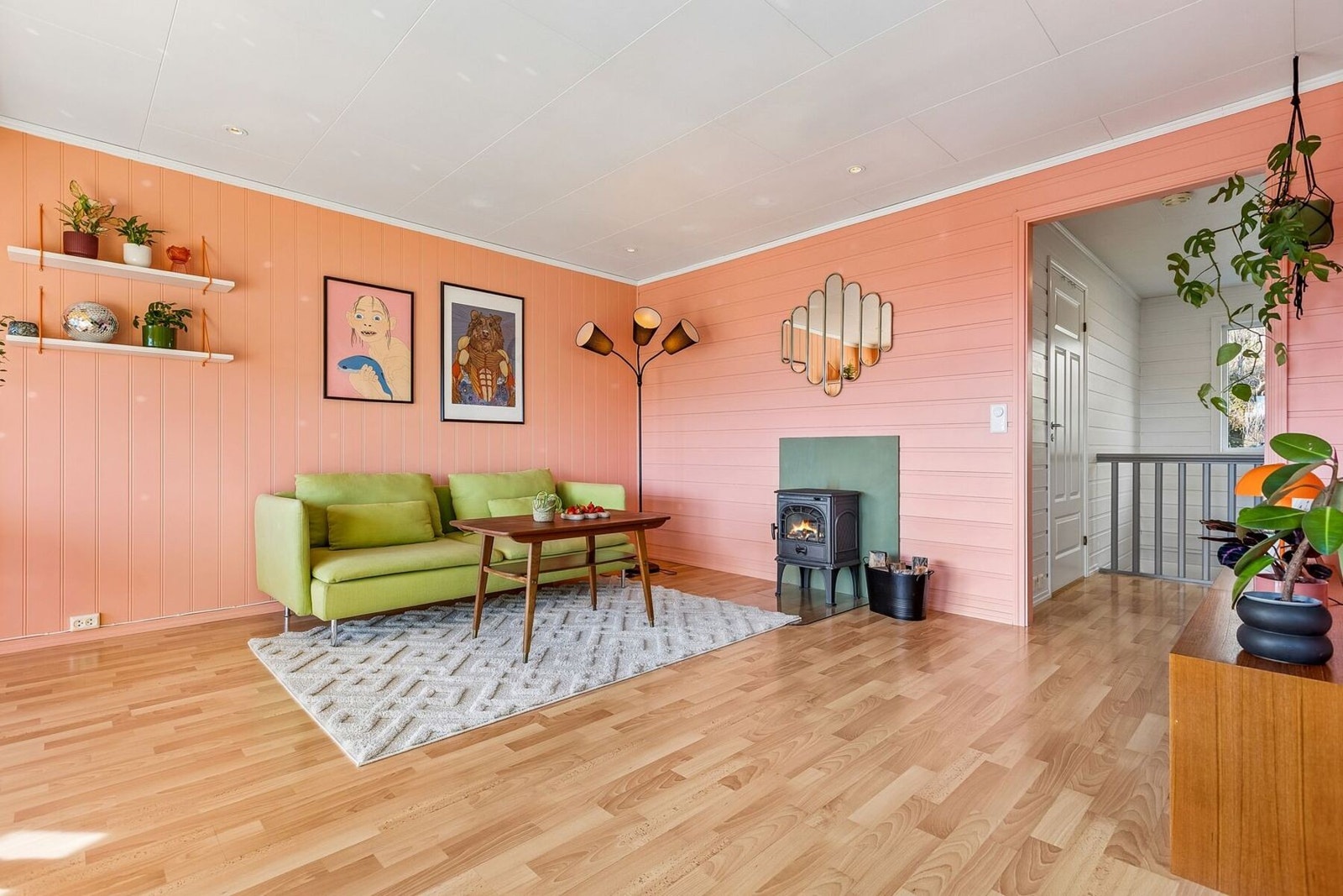 Boligen varmes opp med elektrisitet, varmepumpe og behagelig vedfyring i begge etasjer. Denne peisen ble satt inn i 2025. Galleribilde