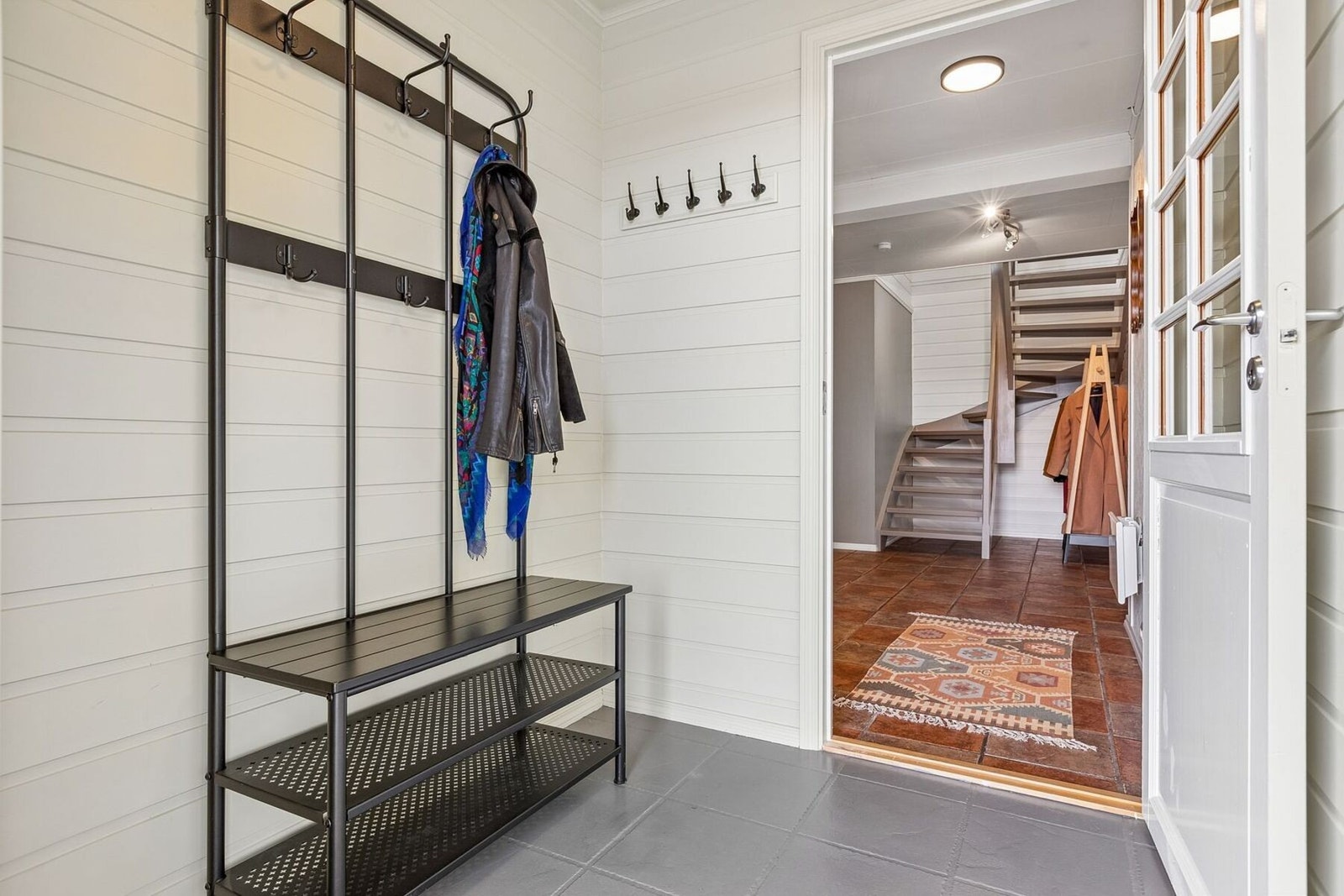 Velkommen inn! Innbydende entré på 3 kvadratmeter med god plass til oppheng. Galleribilde