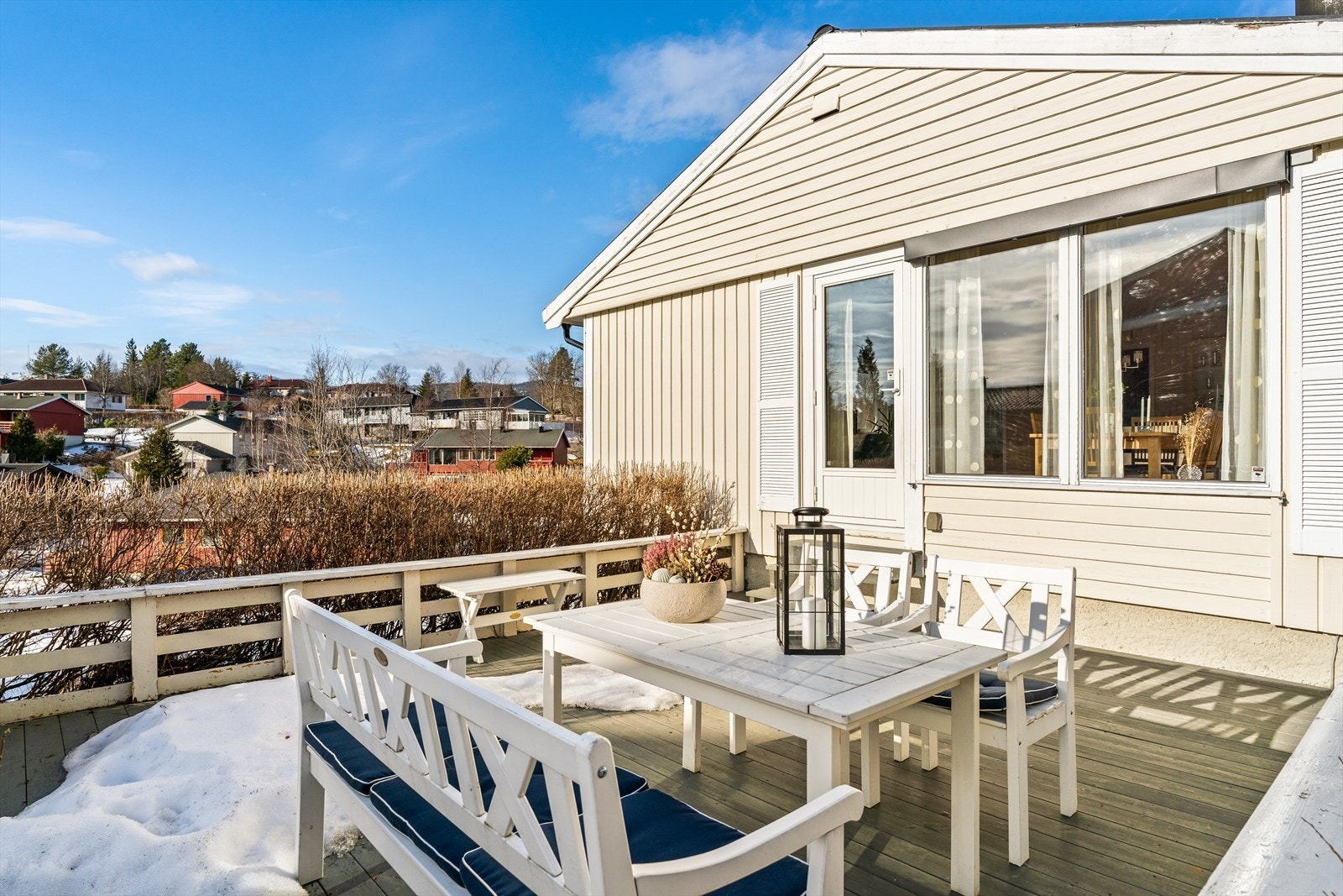 I forlengelse av stuen har man denne herlige terrassen på 21 kvm. Galleribilde
