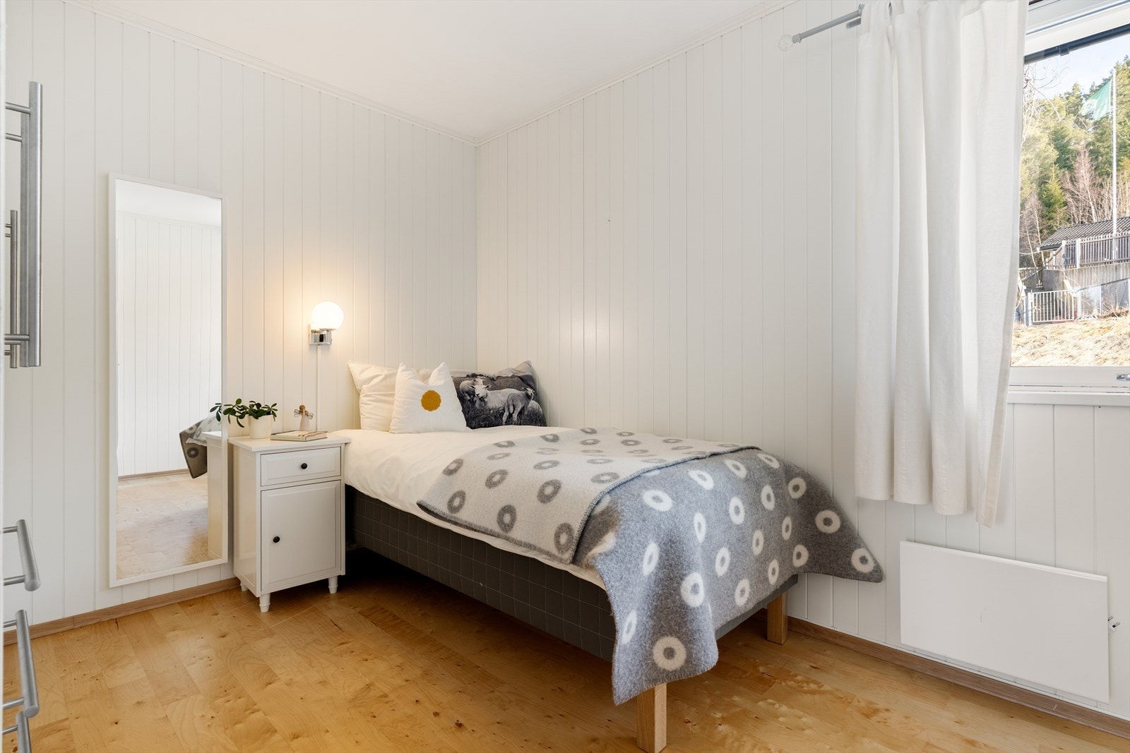 Soverom på 8,5 kvm. Også her har man plass til dobbeltseng og eventuell garderobeløsning. Galleribilde