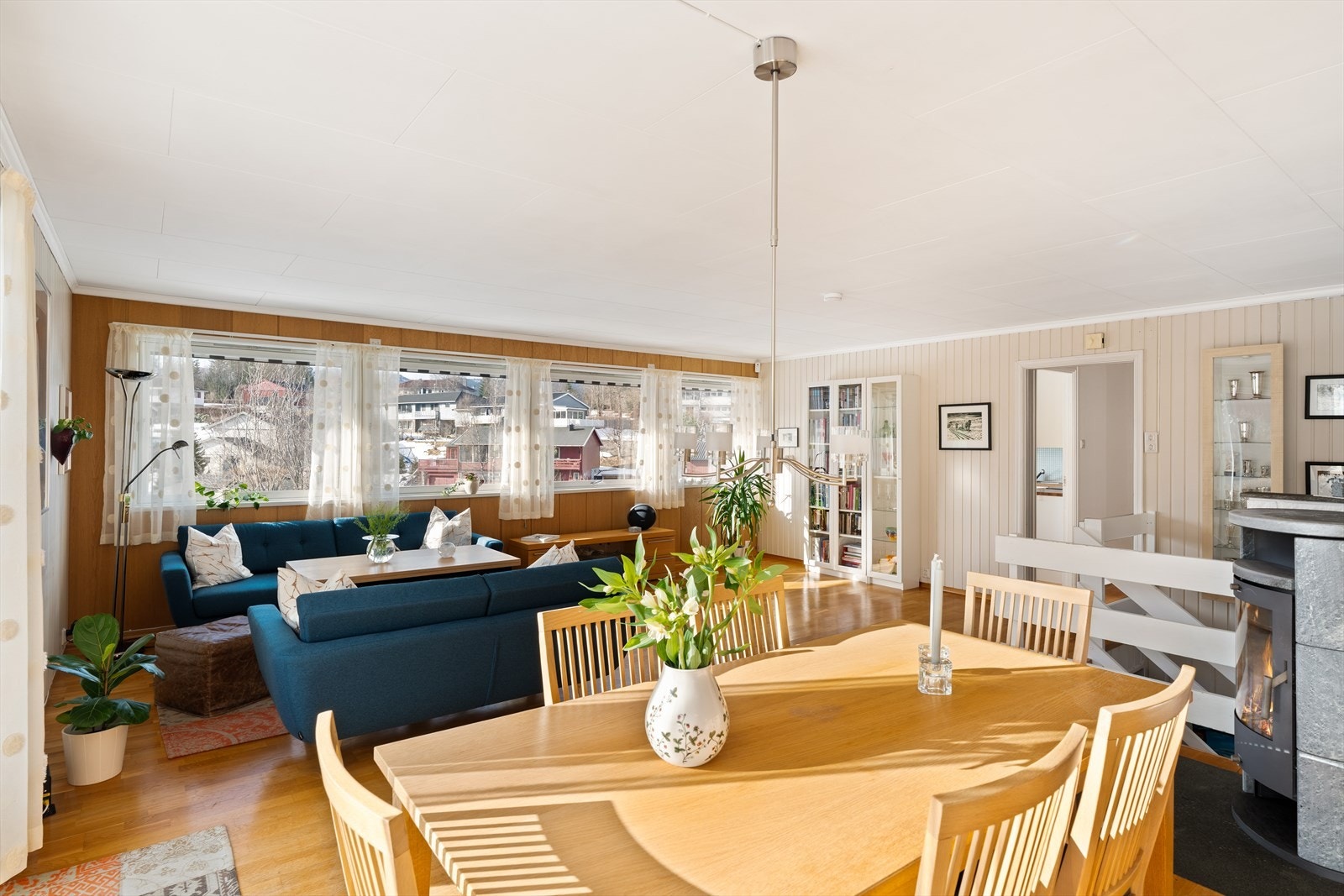 Store vindusflater gir godt med lysinnslipp. Galleribilde