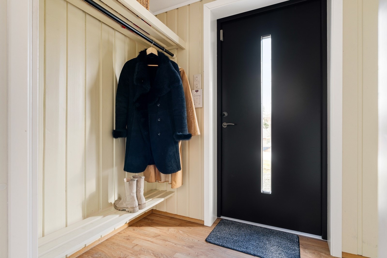 Inngangspartiet er fint opparbeidet, med god plass til å henge fra seg ytterklær og sko. Galleribilde