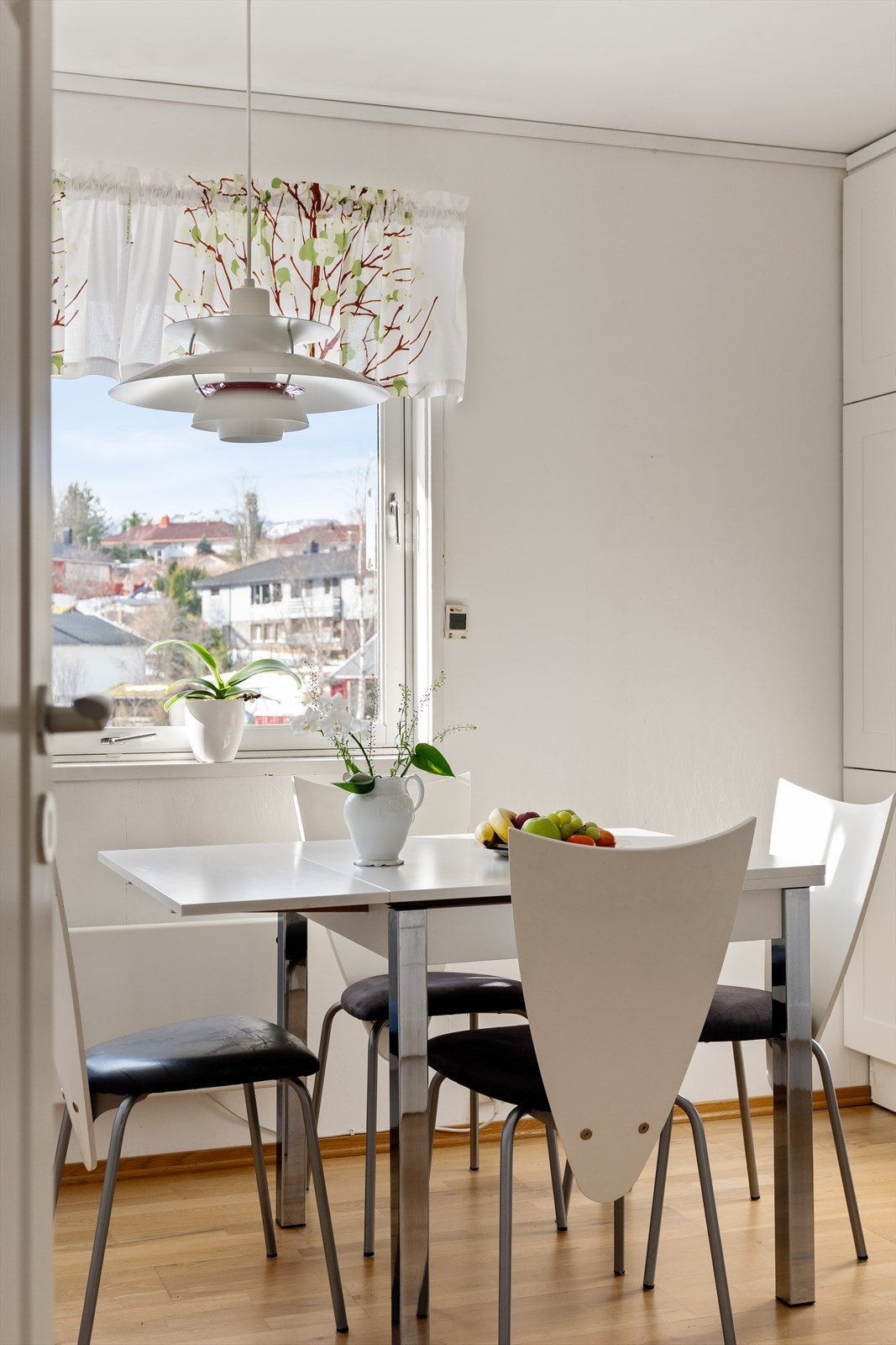 Det er også plass til spisegruppe på kjøkkenet. Galleribilde