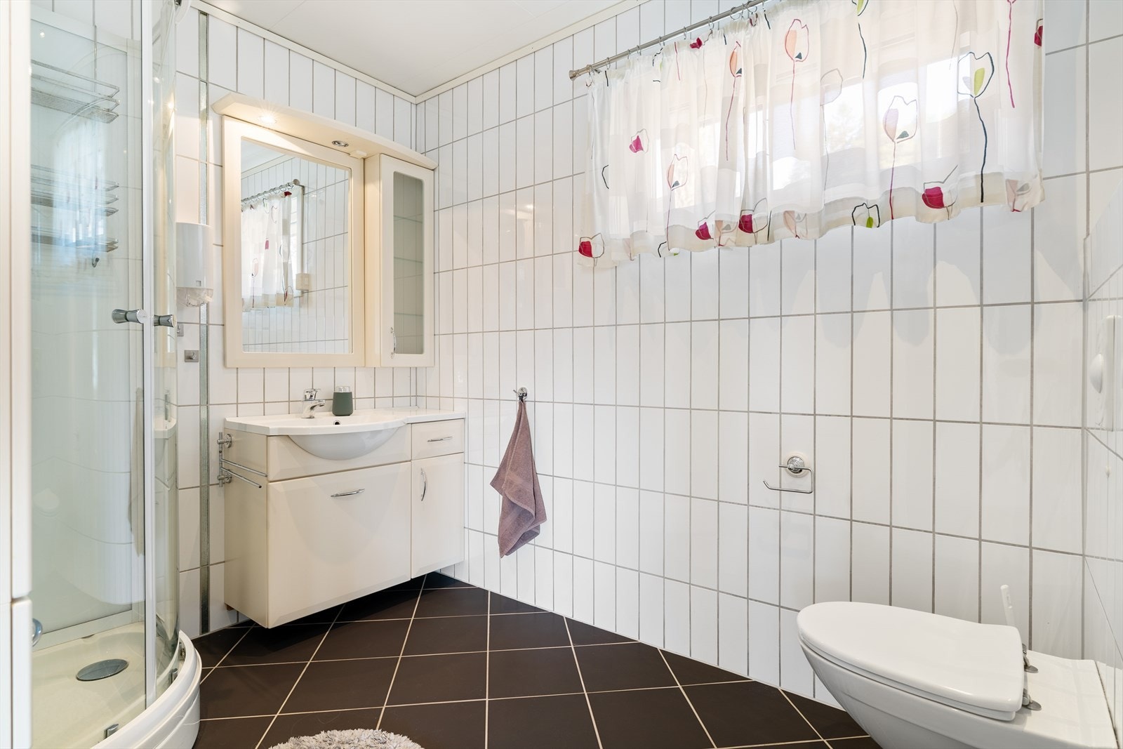 Boligens bad er lyst og fint, og er på 5,5 kvm. Galleribilde