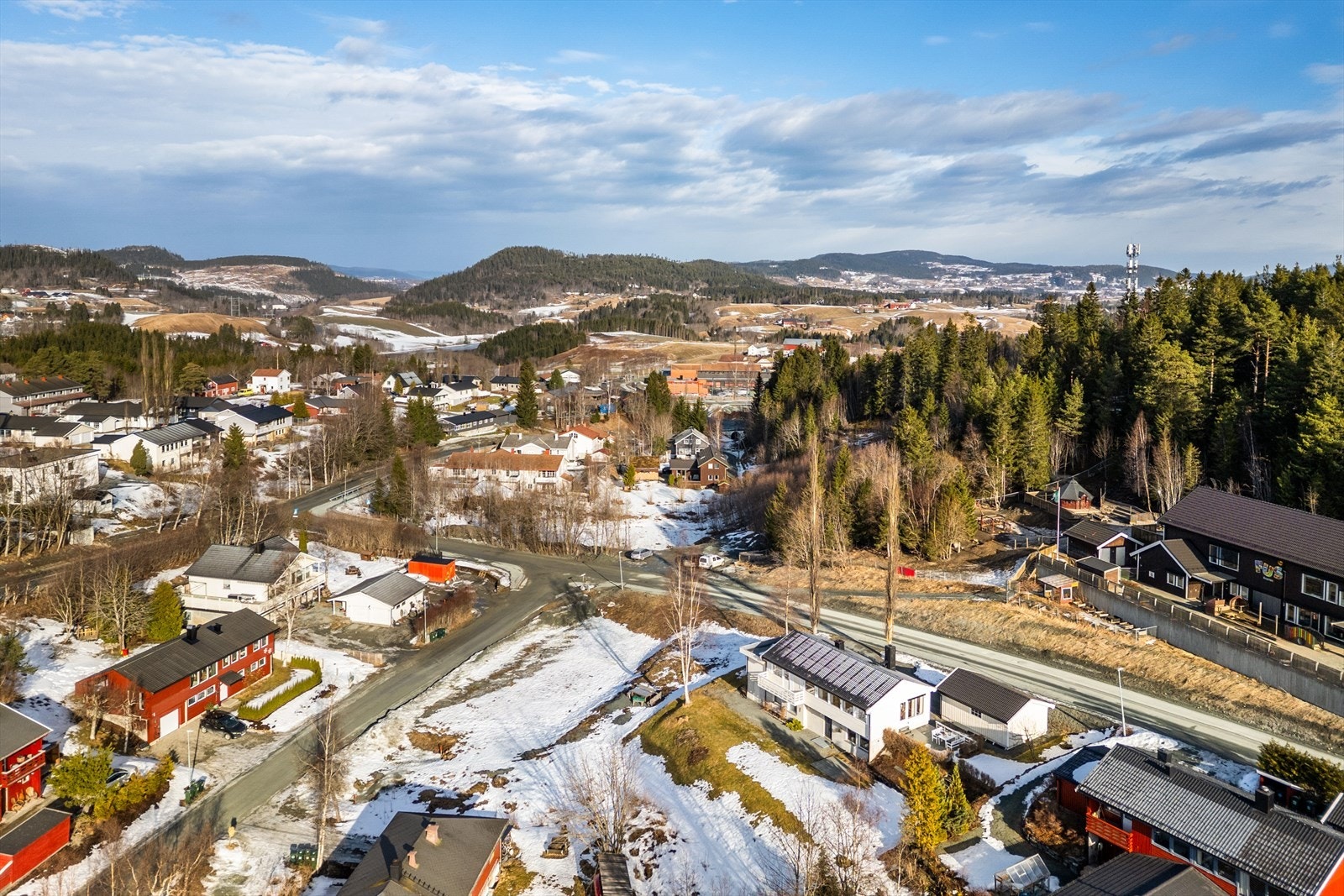 Flott beliggenhet i Klæbu, med kort vei til servicefunksjoner, skoler og fritidstilbud. Det er gangavstand til Sørborgen barneskole og Klæbu ungdomsskole. Galleribilde