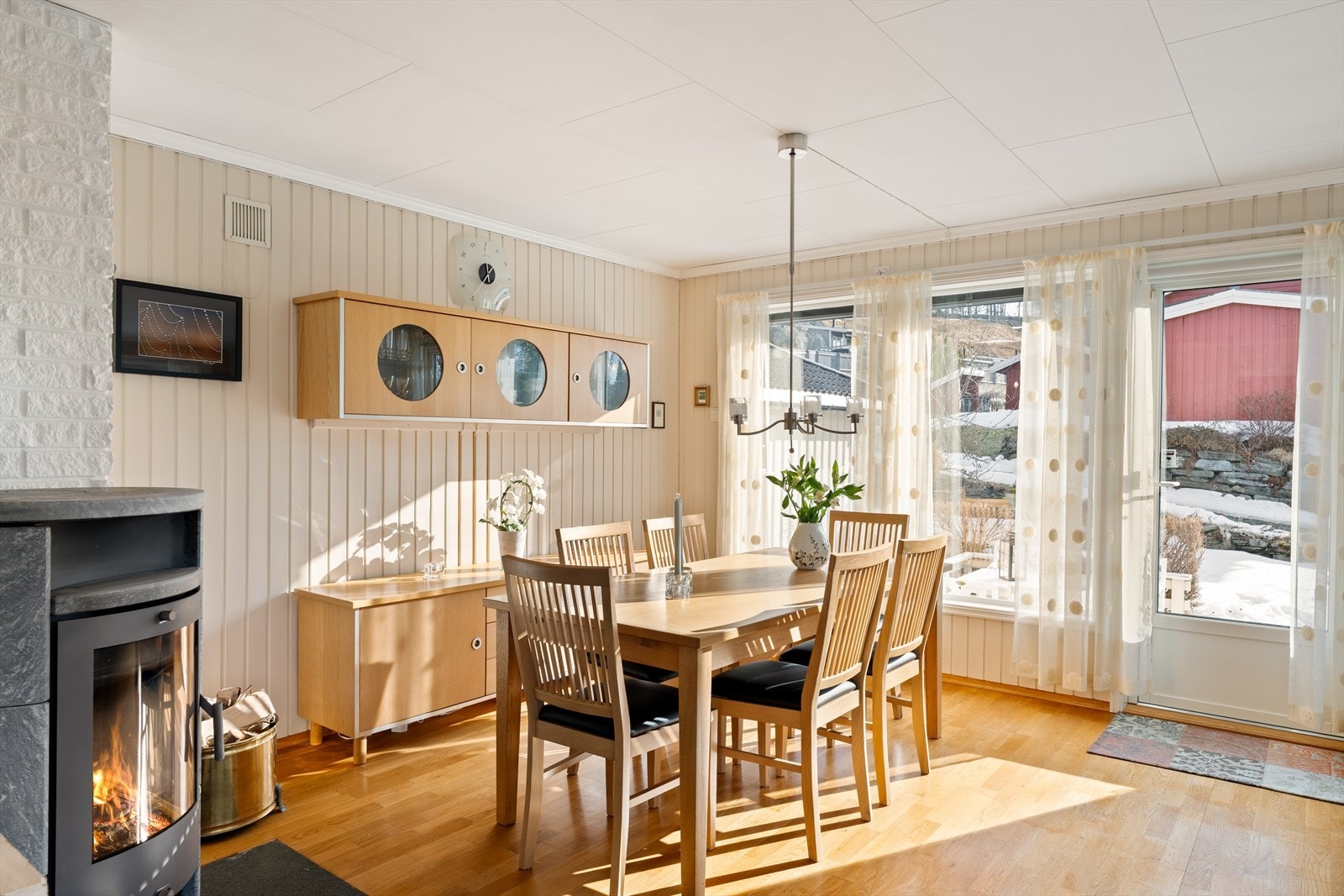 Det er god plass til spisebord i stuen. Her har man også direkte utgang til terrassen. Galleribilde