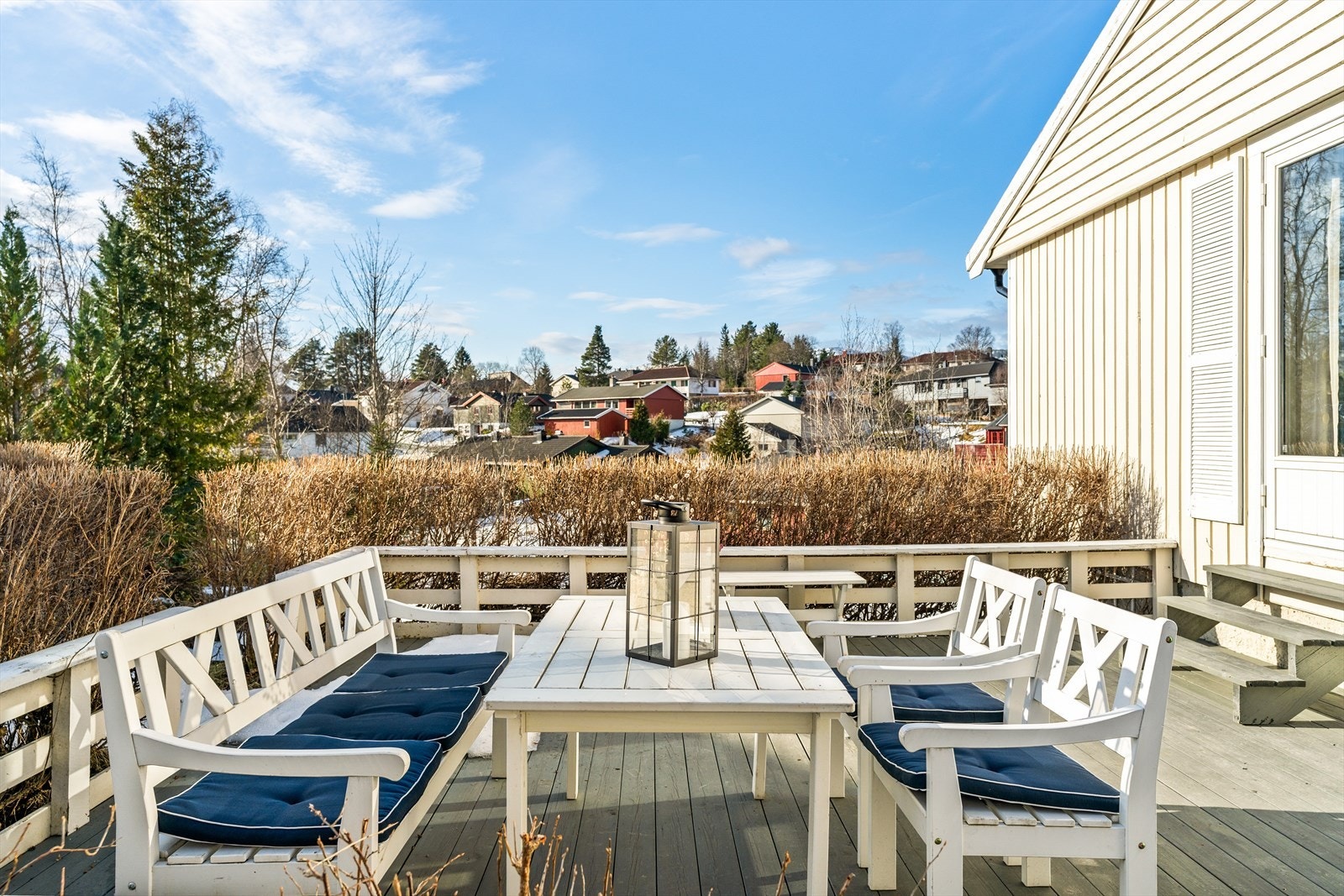 Her sitter man skjermet fra naboene, og kan nyte gode solforhold. Galleribilde