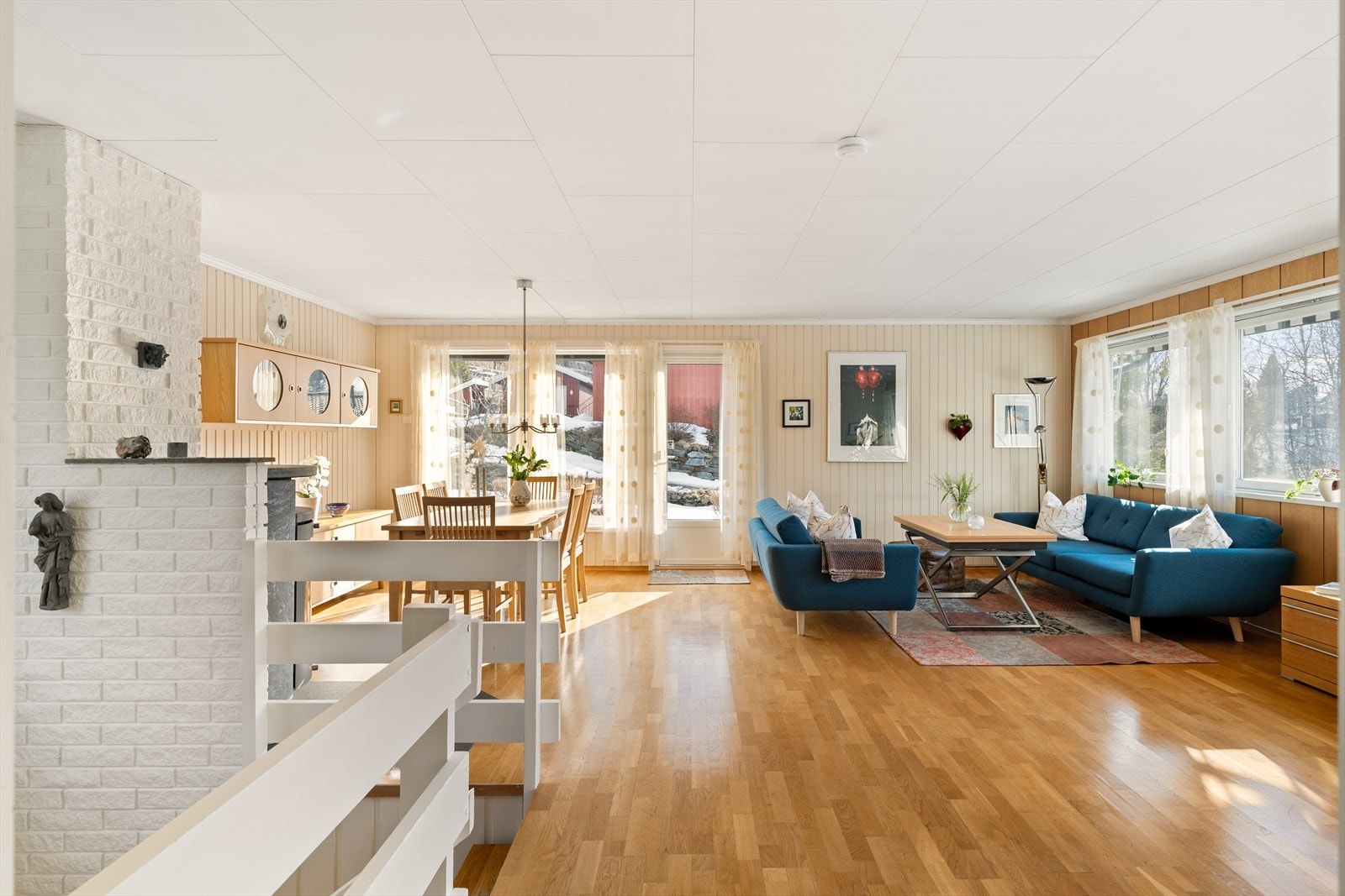 Størrelsen på stuen gjør at man kan dele stuen inn i forskjellige soner. Galleribilde