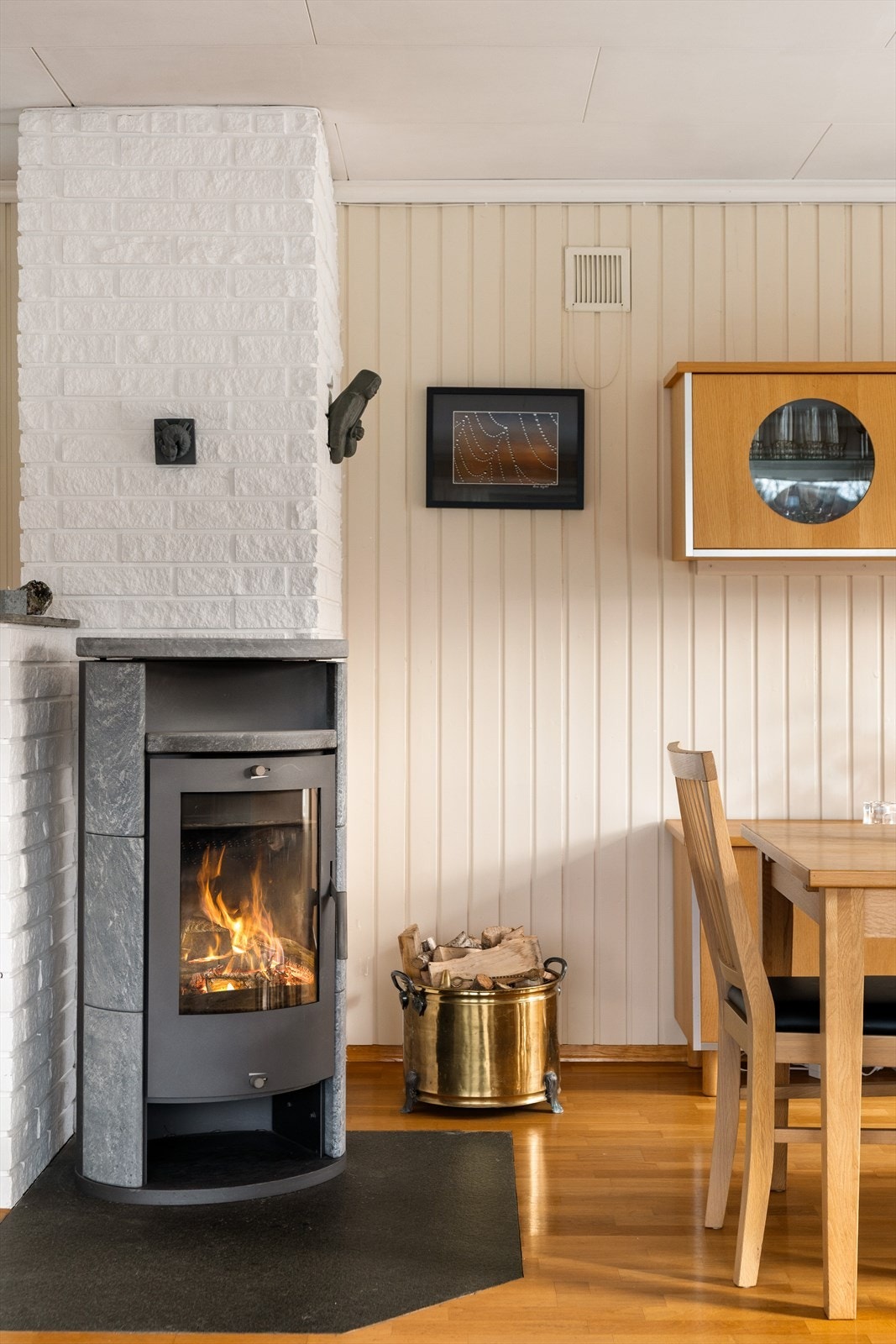 Praktisk og fin peis! Galleribilde