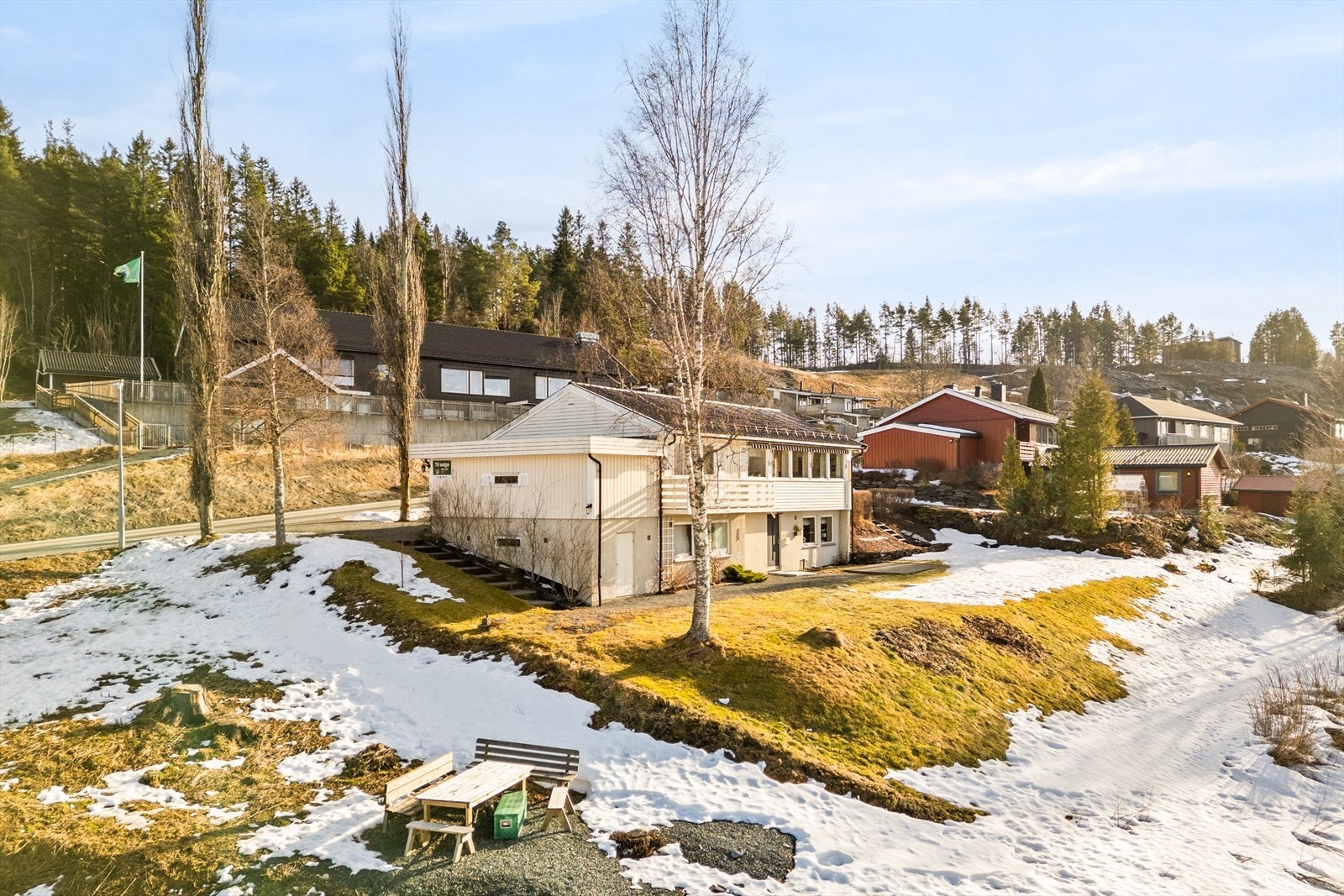 Stor og solrik tomt på over 1 mål og har flotte uteområder rundt boligen. Galleribilde