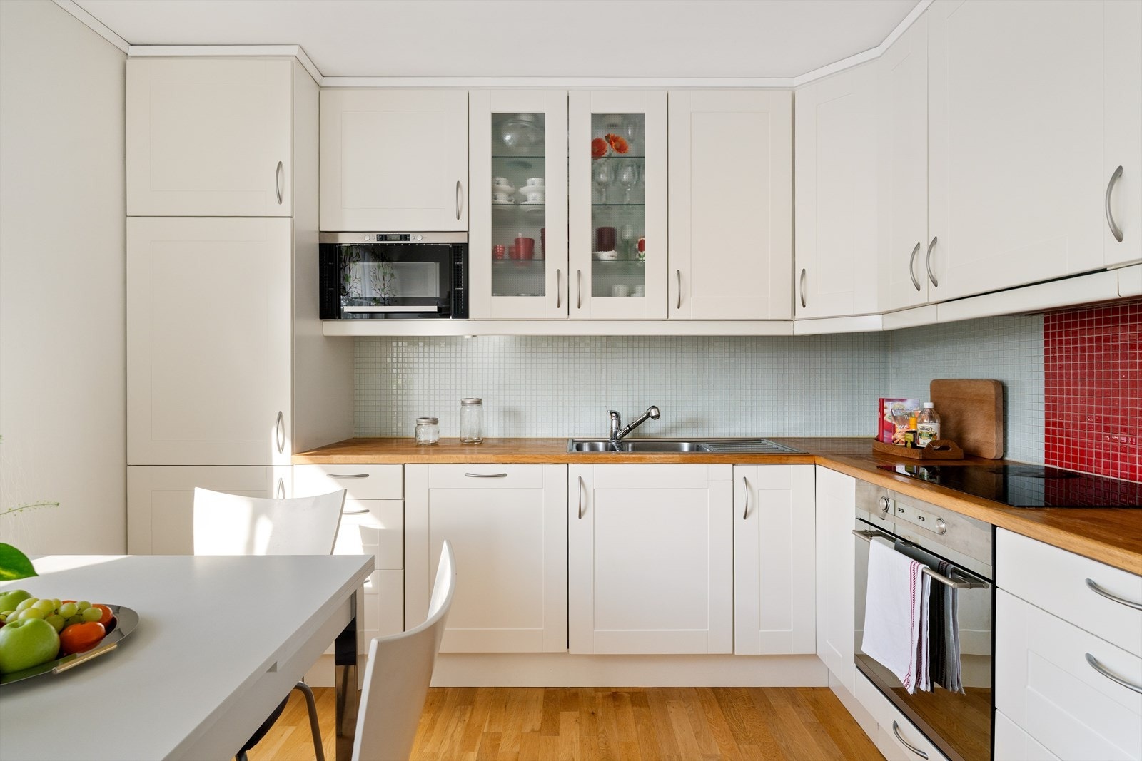 Moderne og lyst kjøkken med integrerte hvitevarer. Galleribilde