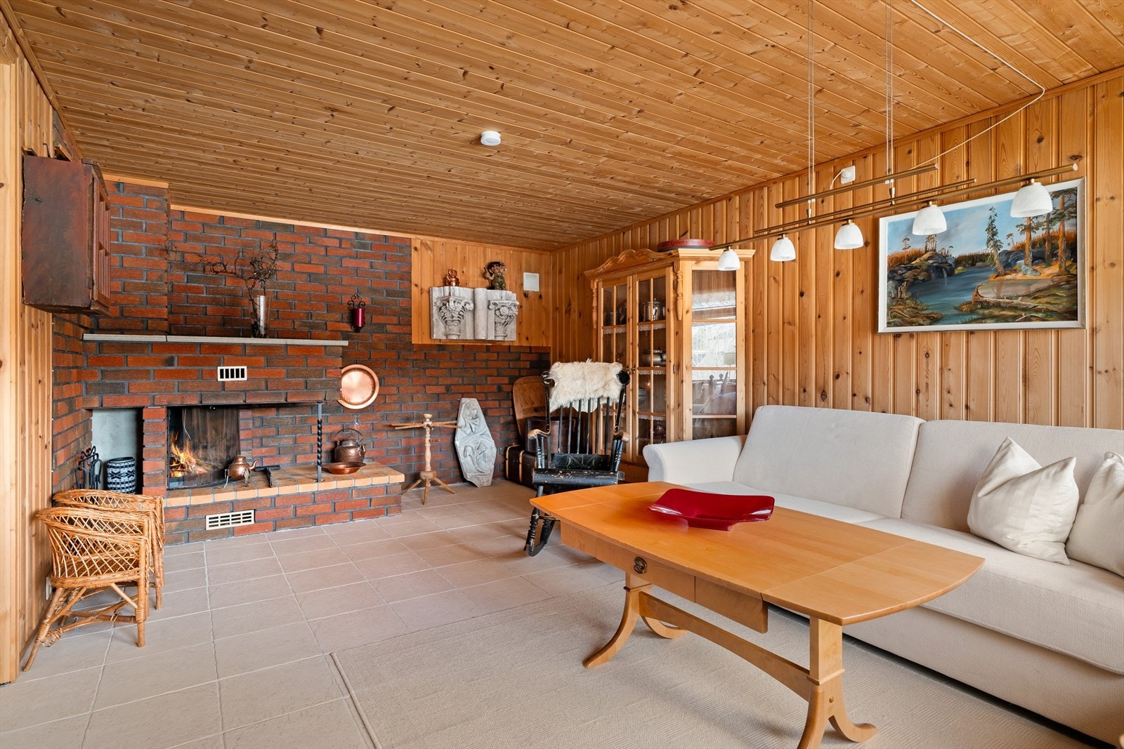 Stuen nede i underetasjen er på 20,5 kvm. Stor peis som sikrer god oppvarming. Galleribilde