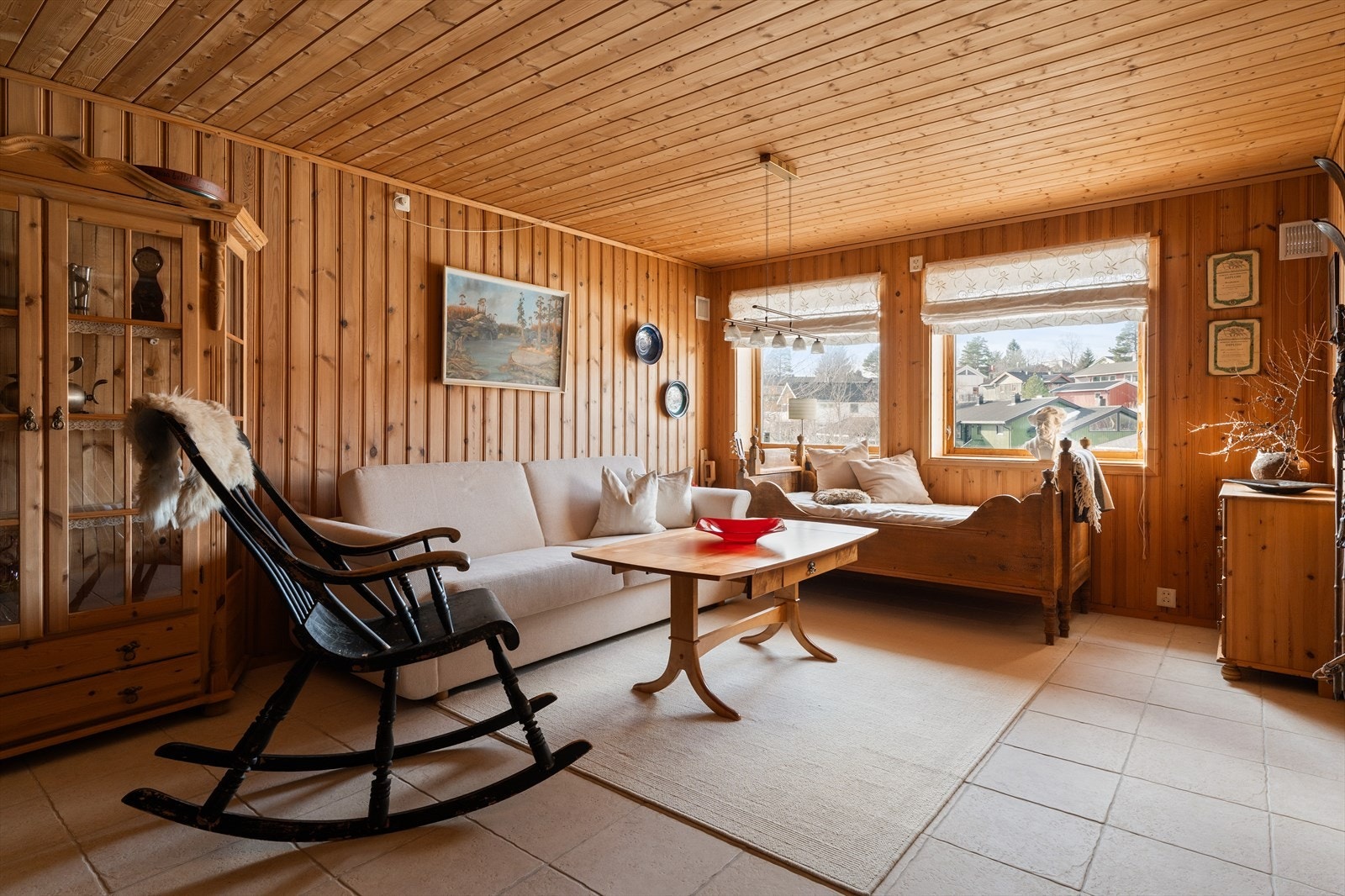 2 store vinduer som gir godt med lys inn i rommet, slik at romfølelsen blir god. Galleribilde