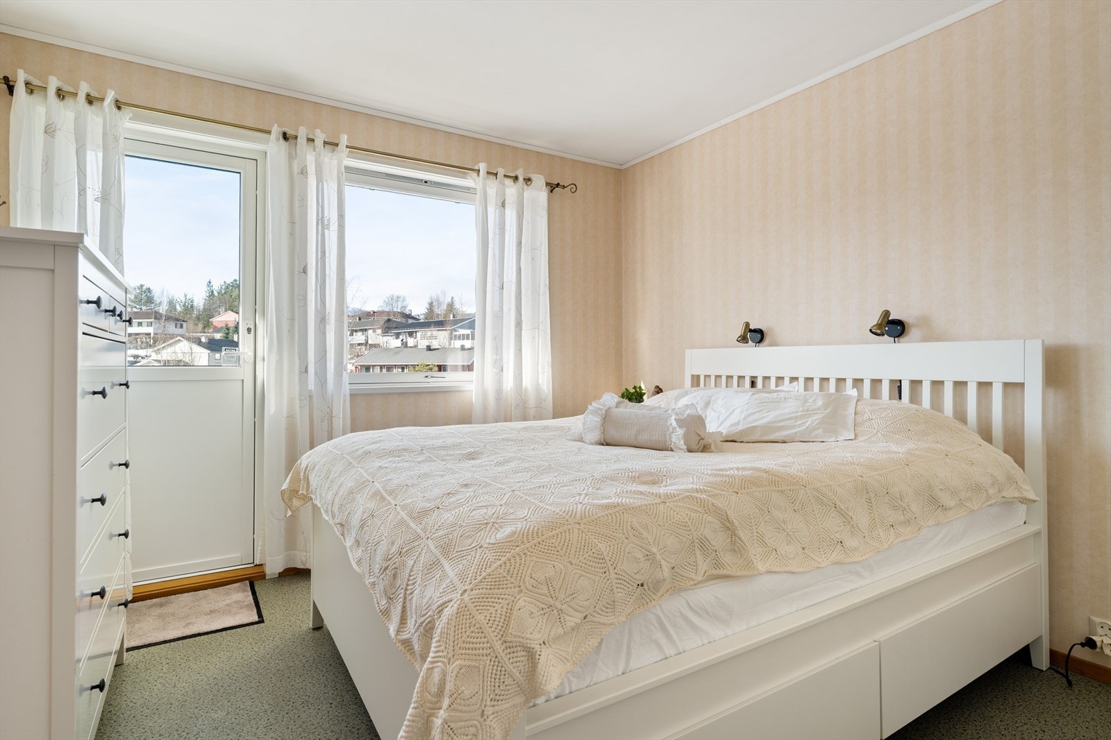 Her er det god plass til dobbeltseng og eventuell skapinnredning. Soverommet har også egen balkong. Galleribilde