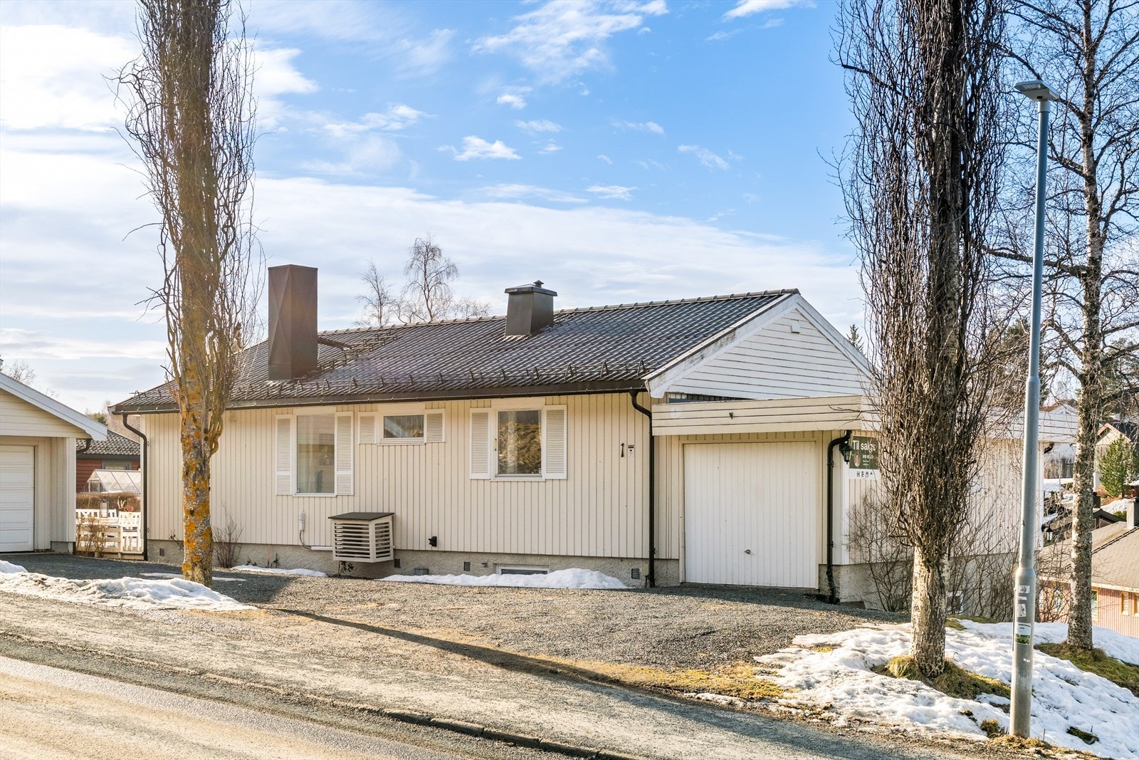 Gode parkeringsmuligheter i dobbelgarasje, enkelgarasje eller på biloppstillingsplasser på tomten. Galleribilde