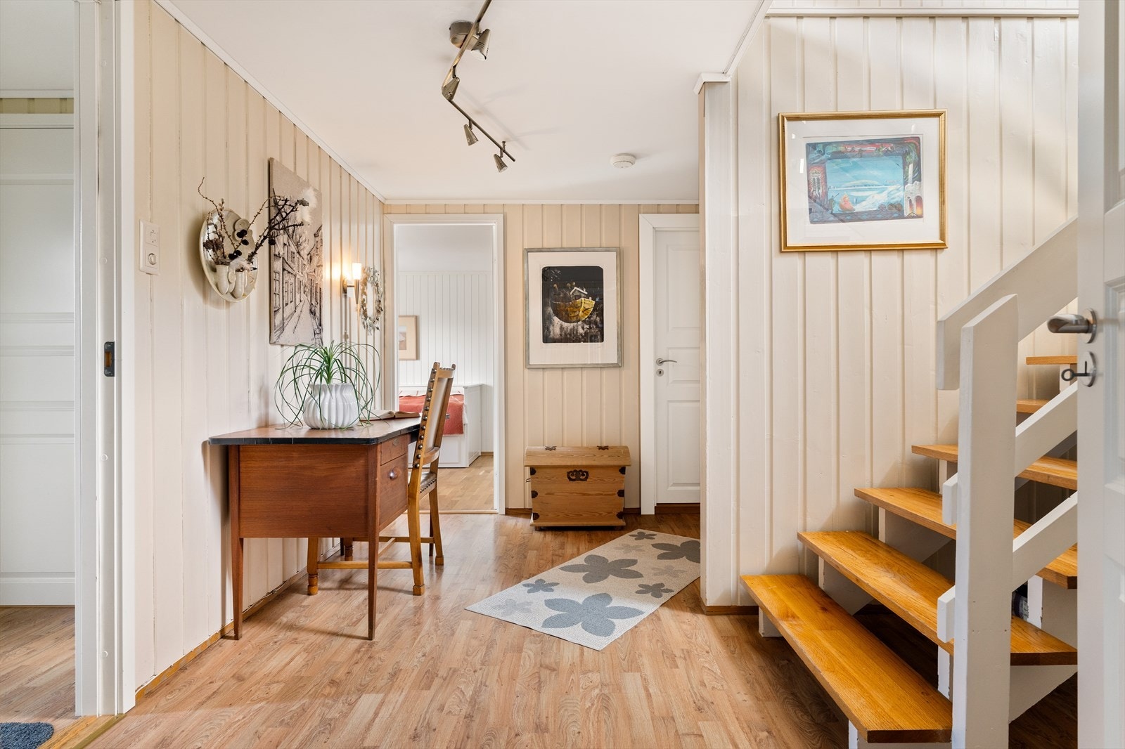 Nede i underetasjen finner man blant annet kjellerstue, soverom, wc-rom, vindfang, gang, og diverse boder. Galleribilde