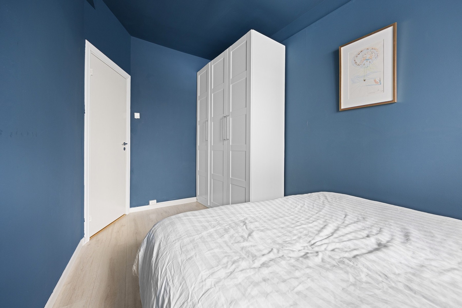 På soverommet er det plass til dobbeltseng med tilhørende nattbord samt garderobeløsning etter eget ønske. Galleribilde