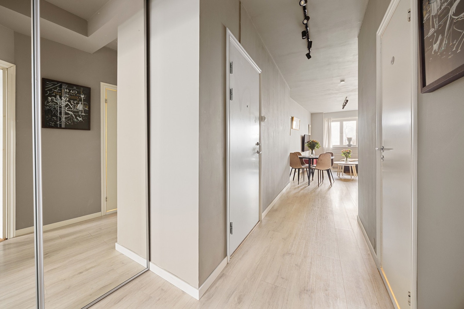 Leiligheten varmes opp med fjernvarme - en gunstig oppvarmingsløsning som sørger for lave strømkostnader. Galleribilde