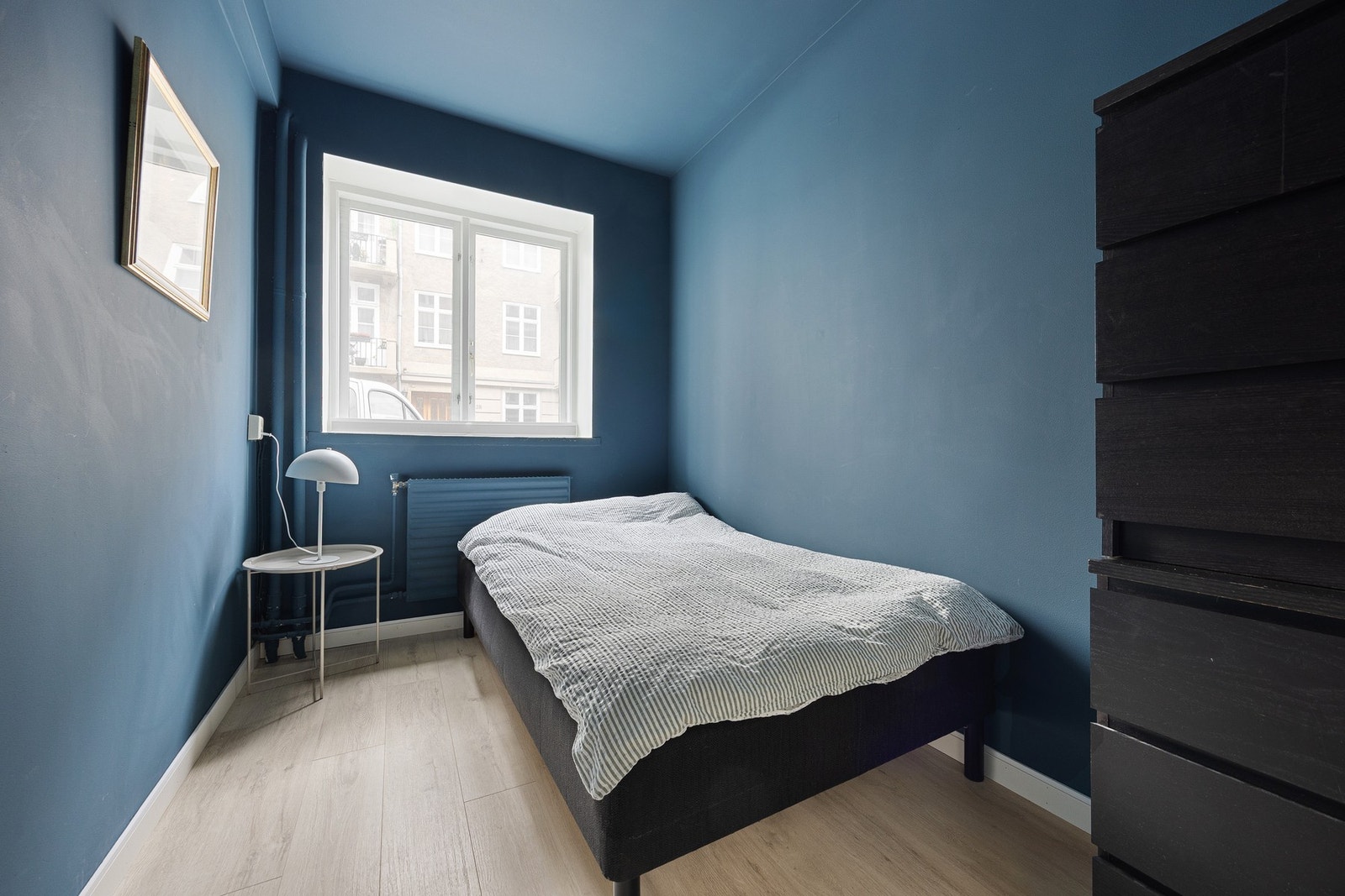 Soverom 2. Også med plass til garderobeinnredning, seng og nattbord. Galleribilde