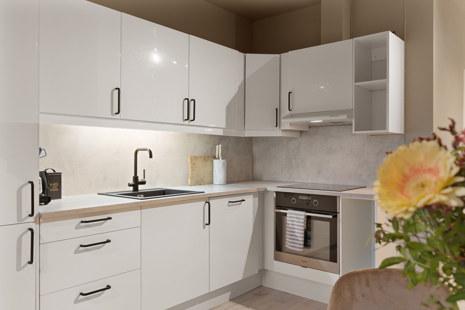 Lave felleskostnader på kr. 4349/mnd inkluderer oppvarming samt TV/internett. Galleribilde