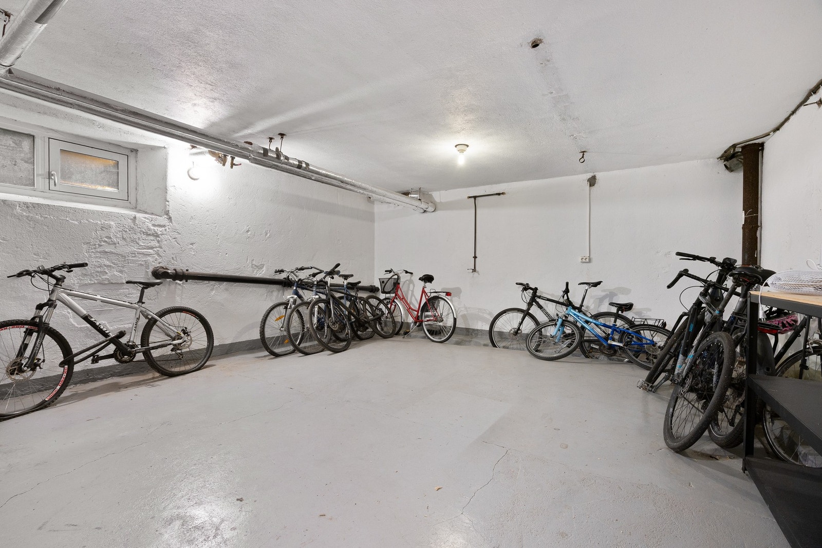 Fellesrom for innvendig sykkelparkering i kjeller. Galleribilde
