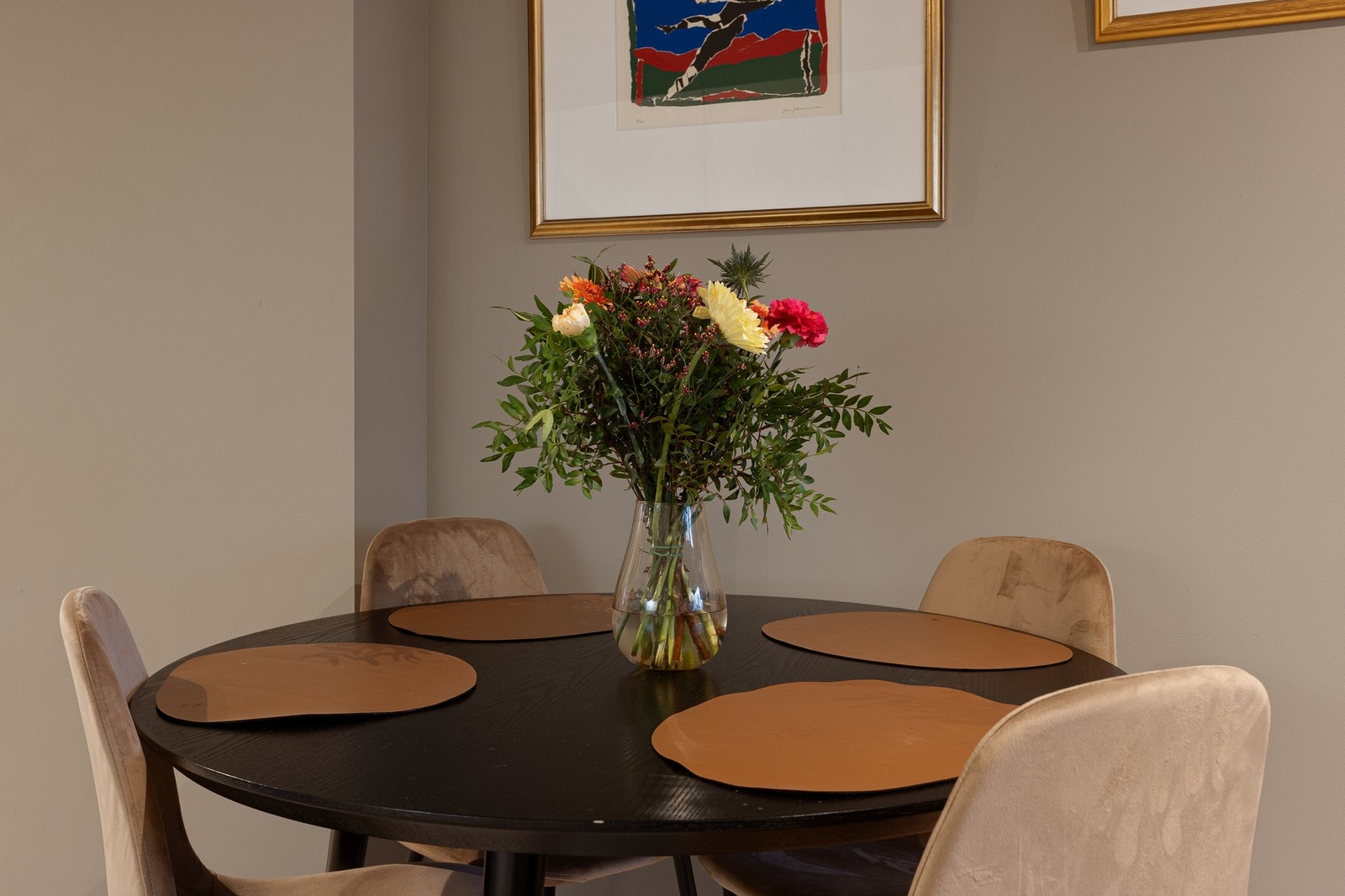 Leiligheten har en koselig og lun atmosfære, med gjennomgående planløsning. Galleribilde