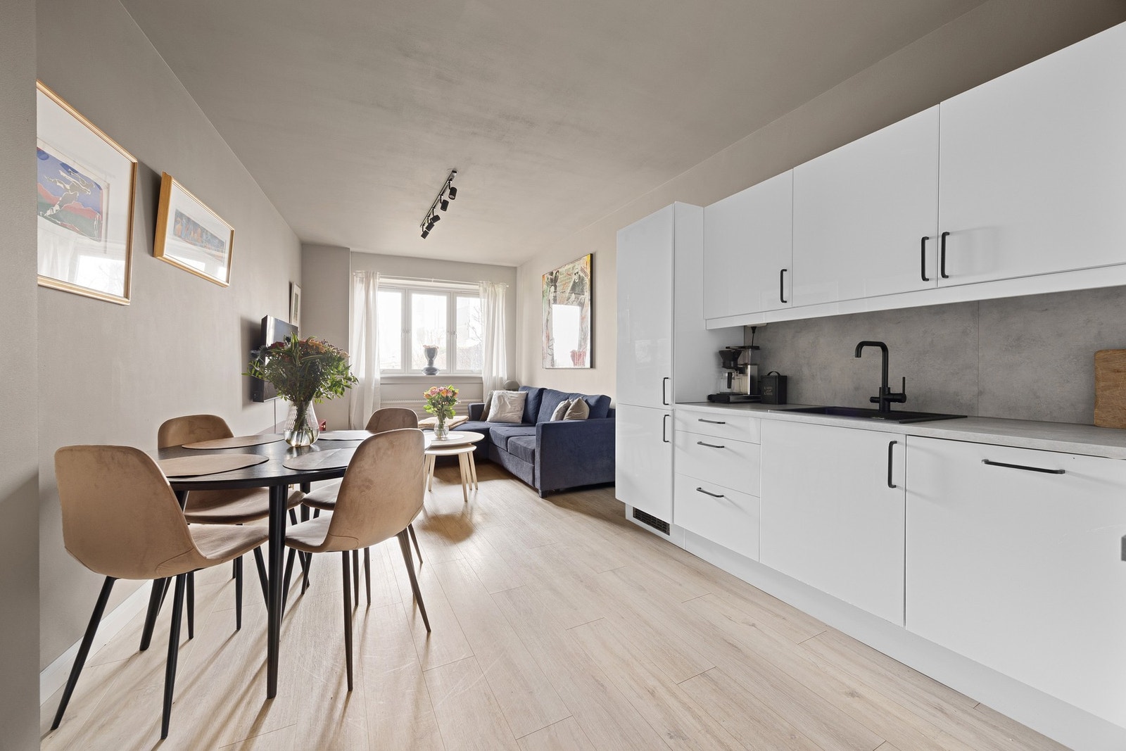 Her bor du omringet av utsmykkede, klassiske bygårder, grønne lunger og med umiddelbar nærhet til en rekke attraktive fasiliteter. Galleribilde