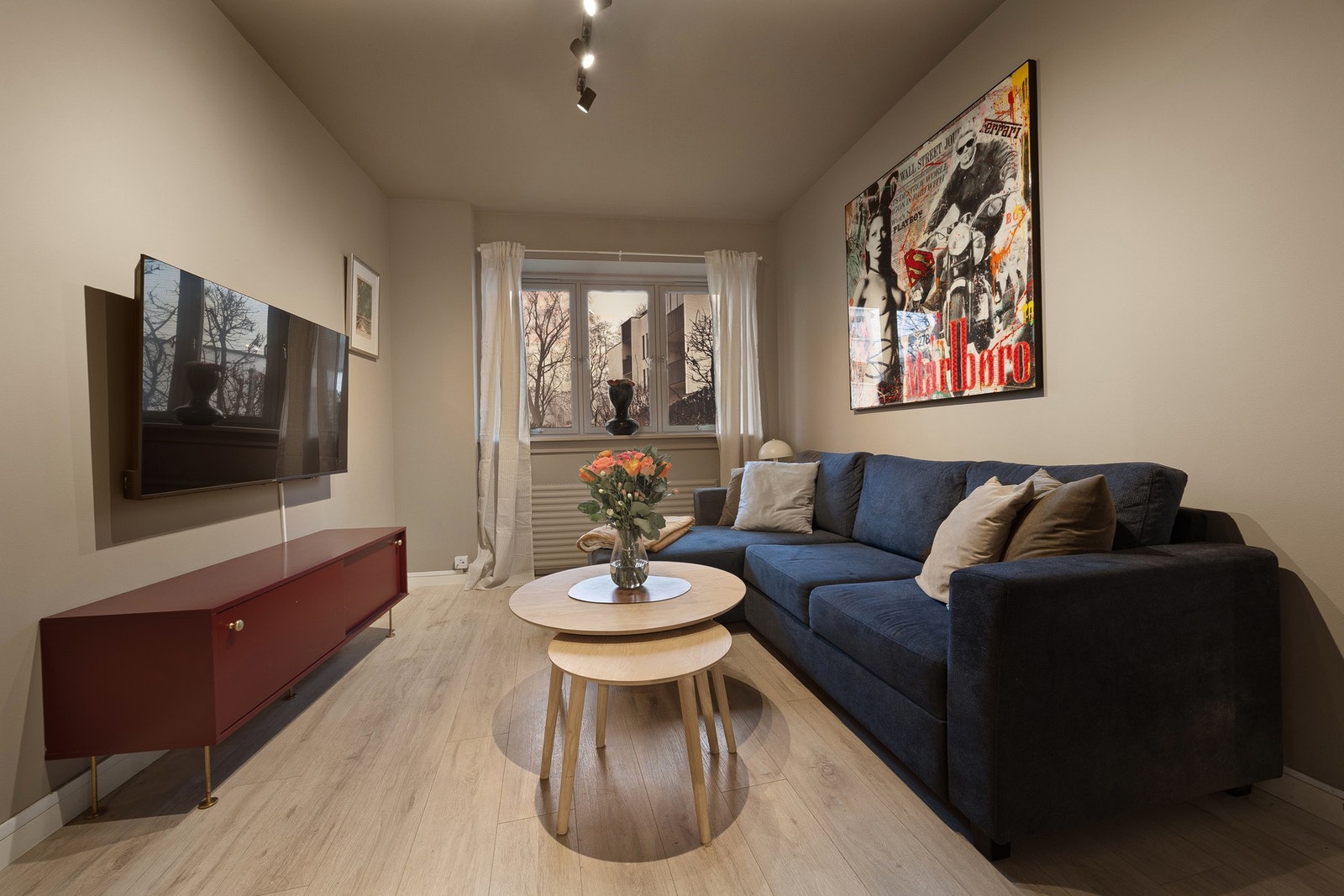 Fra leiligheten er det kort vei til Colosseum, hvor du finner SATS, Barrys, Jacob's matvarehandel, delikate restauranter og en rekke shoppingmuligheter. Galleribilde