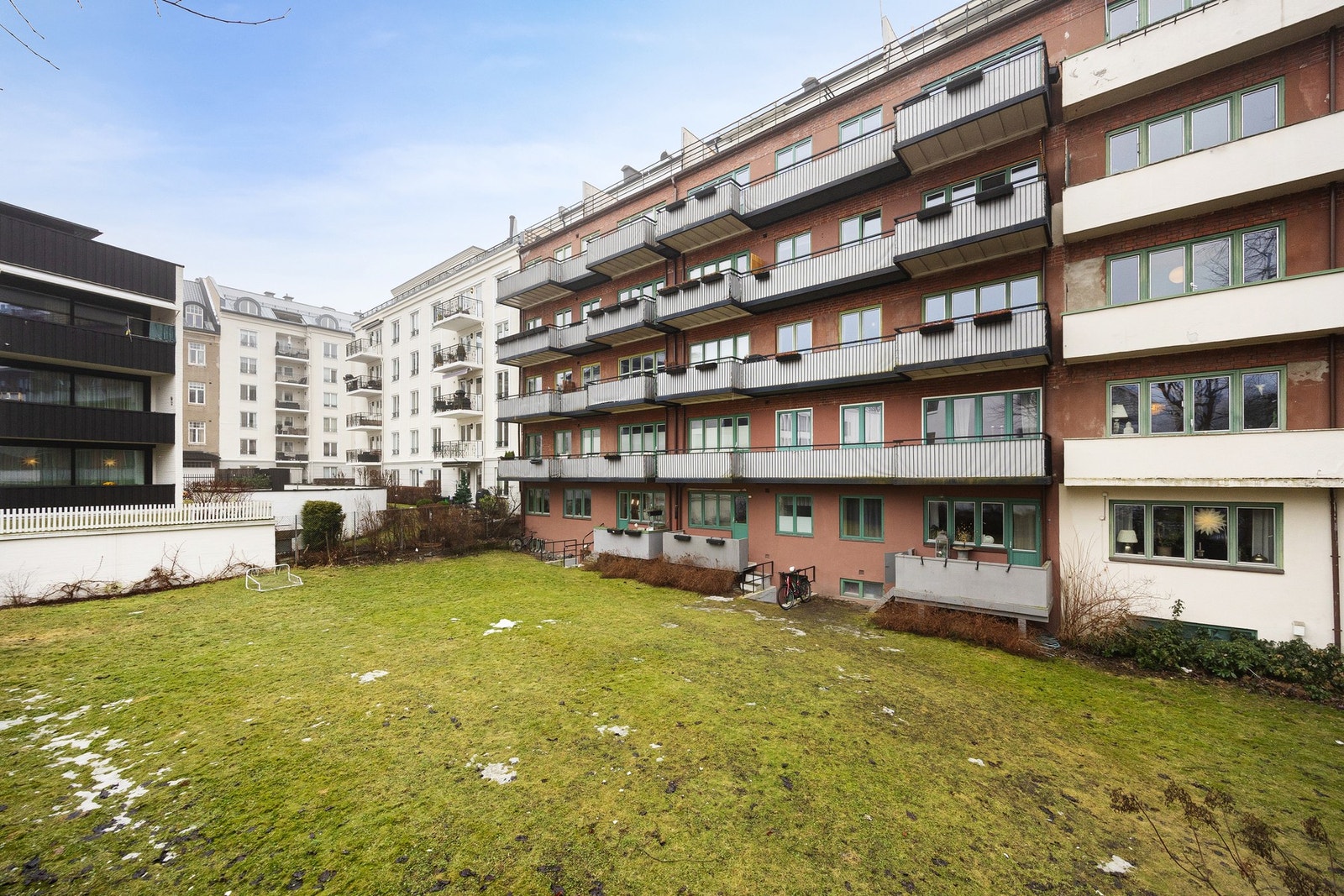 Sameiet har en stor og pent opparbeidet bakgård til glede for beboerne. Galleribilde