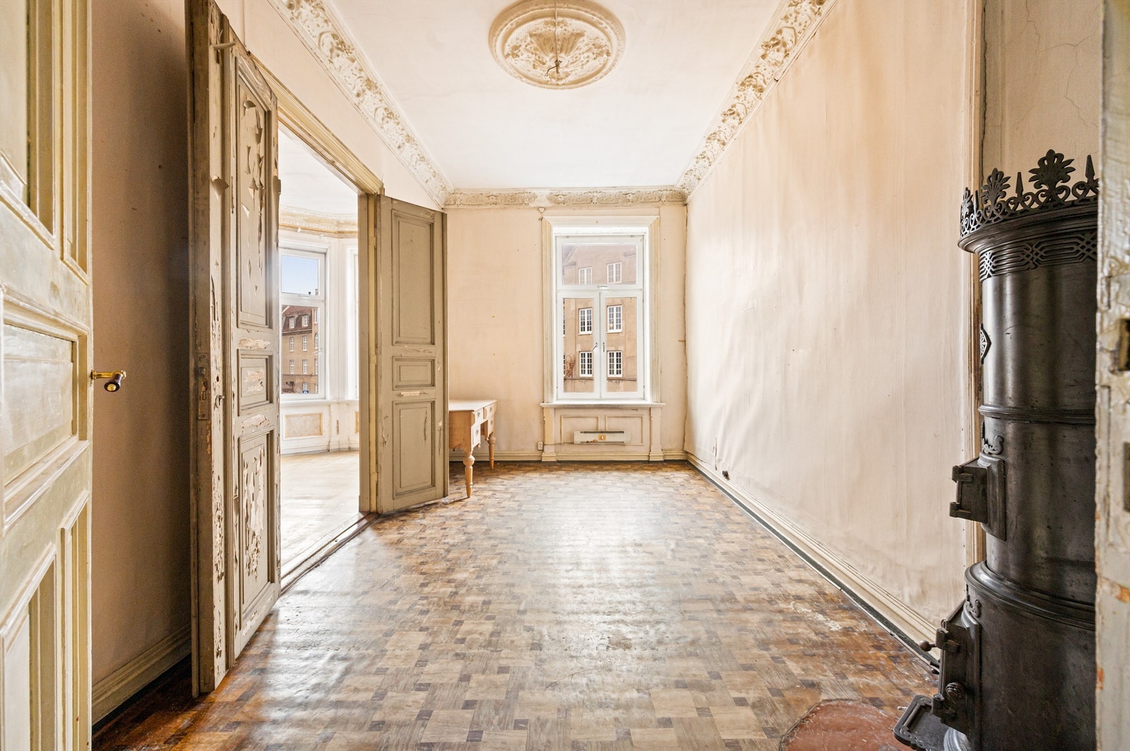 Rommet har en klassisk vedovn som bidrar med både varme og atmosfære. Galleribilde