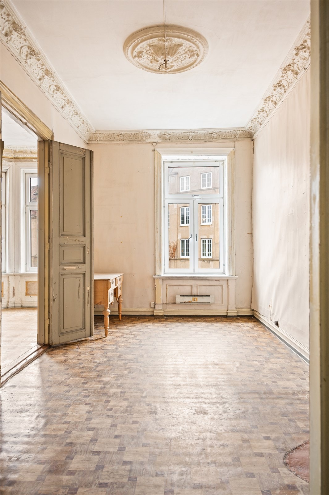 Klassiske detaljer som takrosetter og stukkatur er bevart i flere av rommene. Galleribilde