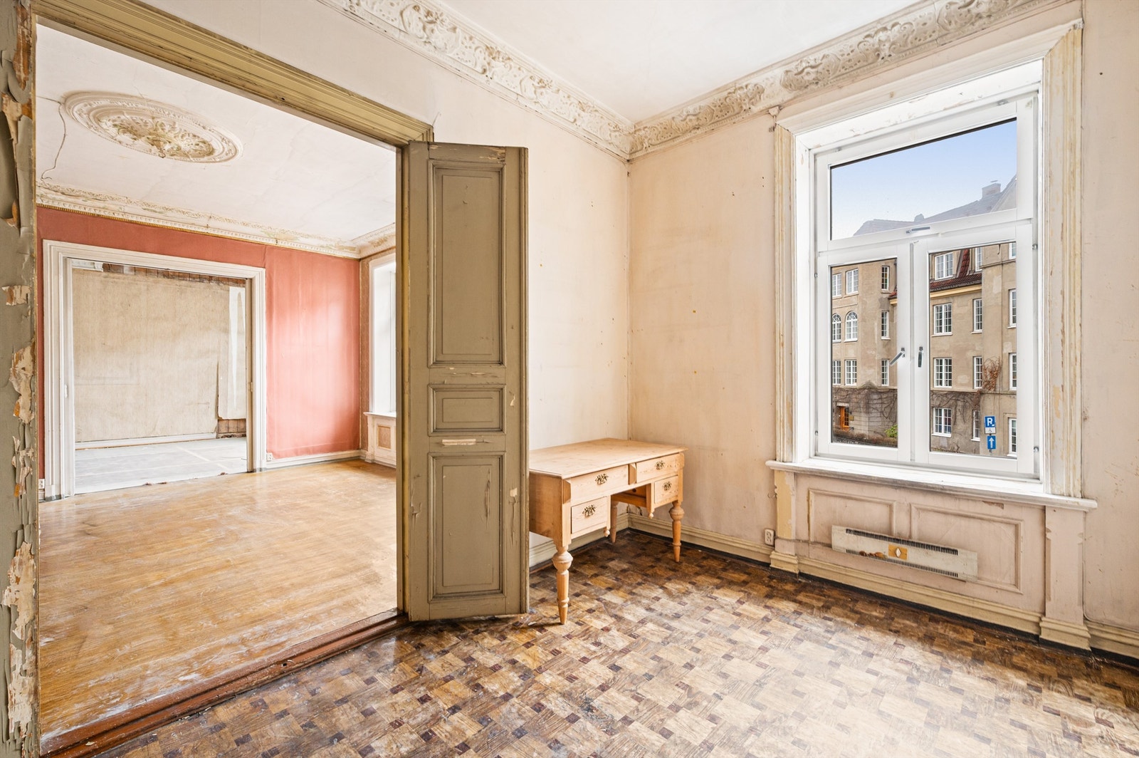 I tilknytning til stuen ligger et eget rom som egner seg godt som kontor eller bibliotek. Galleribilde