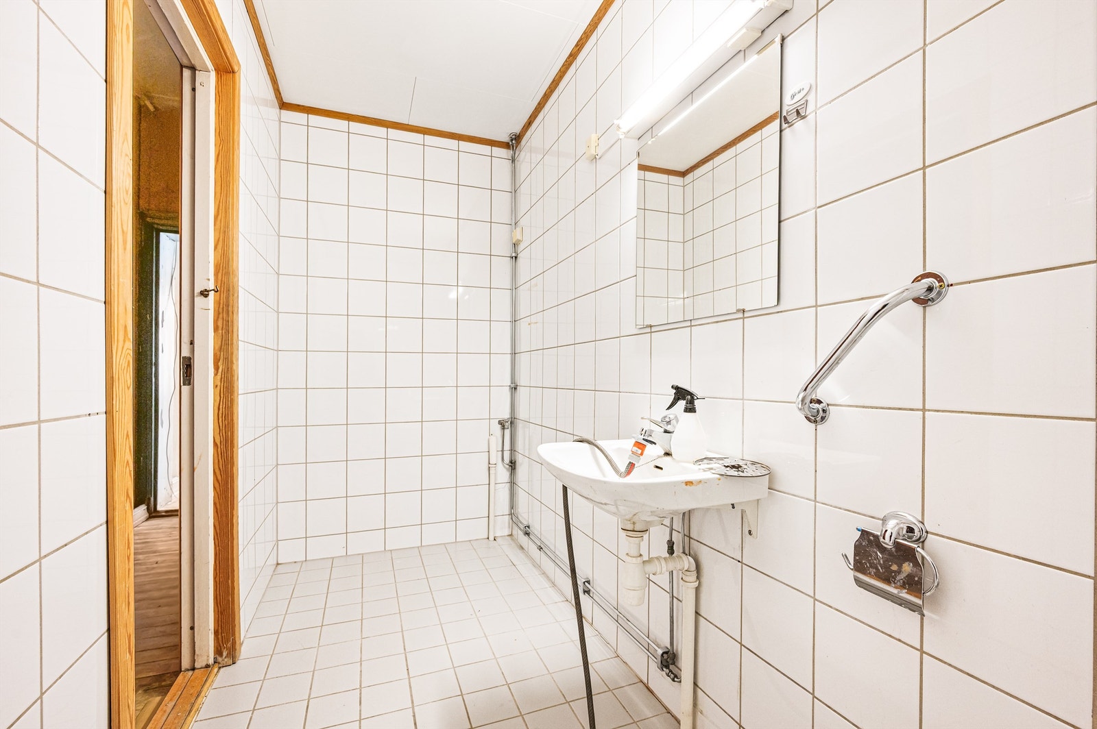 Rommet ble renovert i 2002 og har opplegg for vaskemaskin. Galleribilde