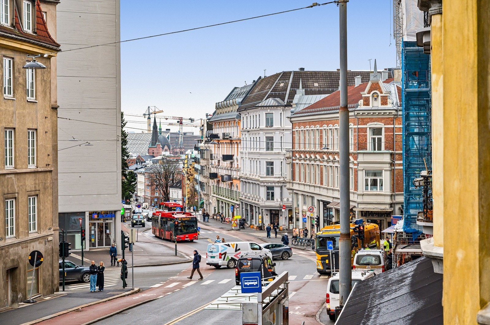 Her kan du følge med på byens yrende liv fra balkongen din. Galleribilde
