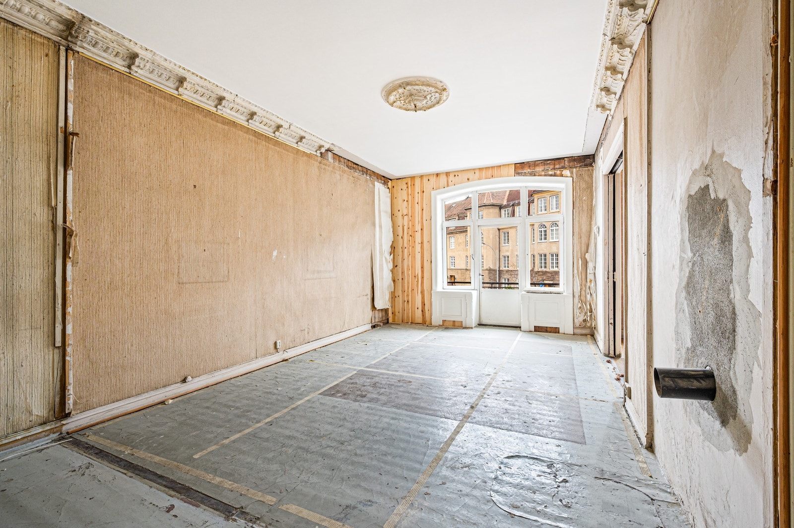 Fra stuen er det utgang til leilighetens balkong. Galleribilde