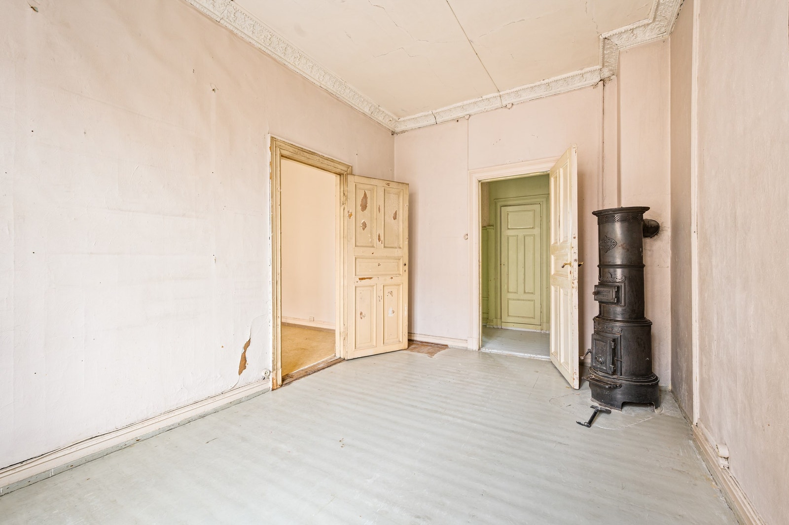 Også dette rommet har en klassisk vedovn. Galleribilde