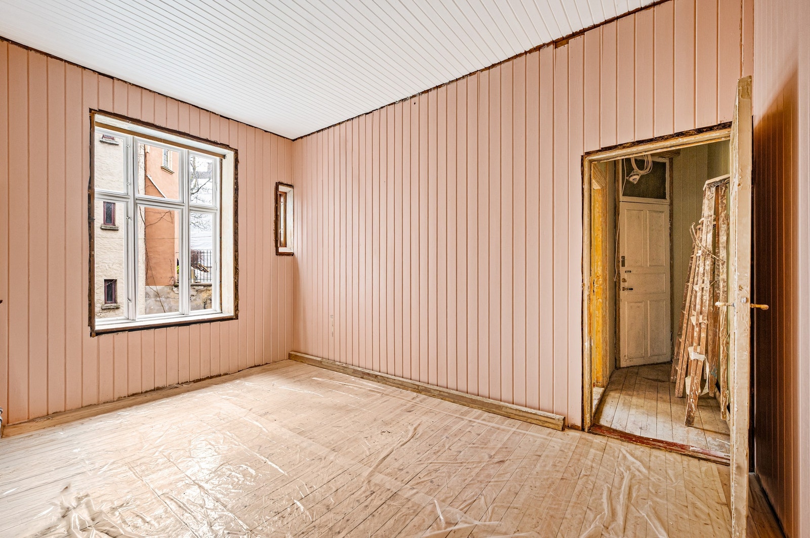 Fra kjøkkenet er det et hyggelig utsyn mot bakgården. Galleribilde