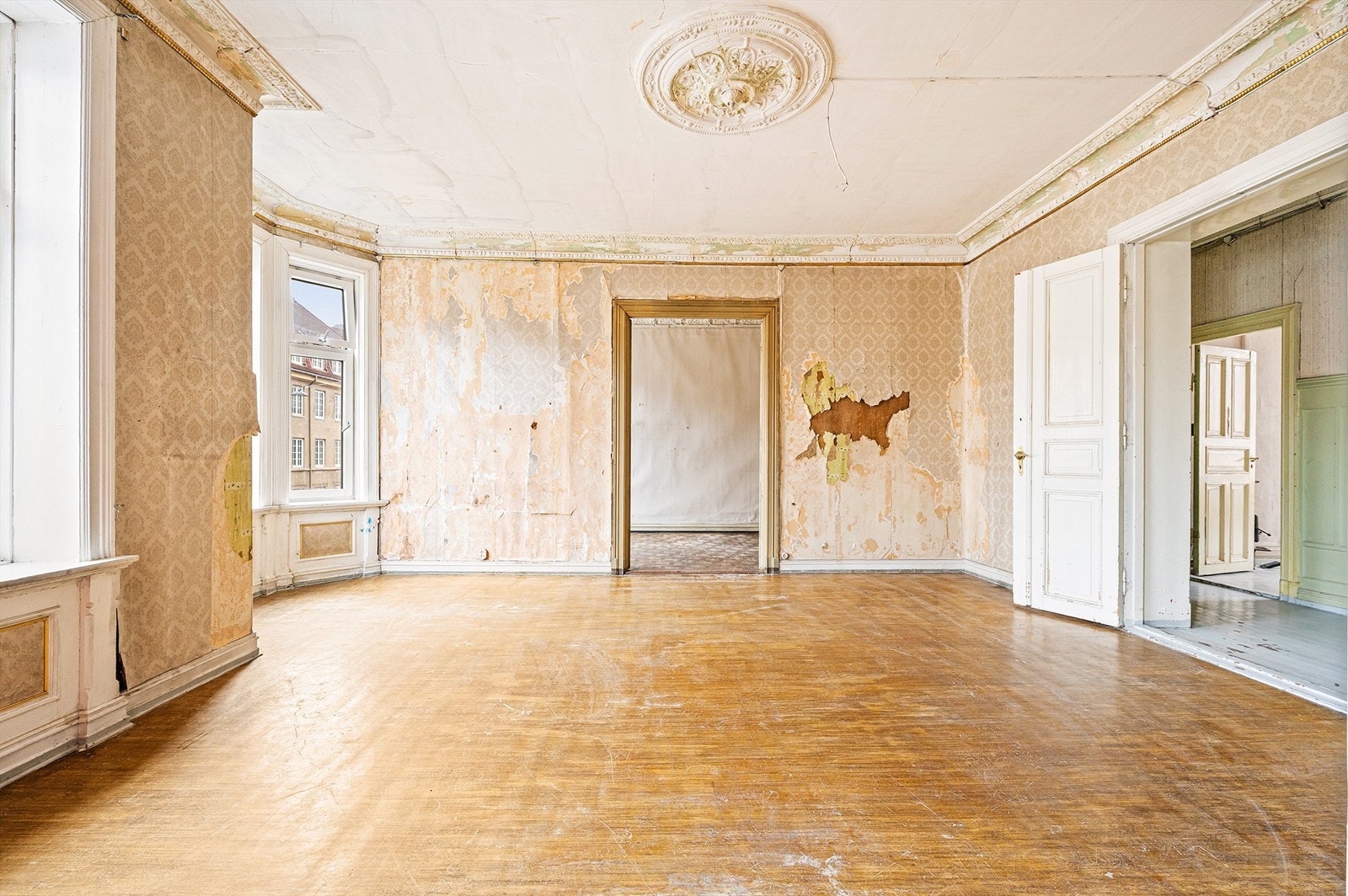 Leiligheten er et stort oppussingsobjekt med et betydelig potensial og klassiske detaljer. Galleribilde