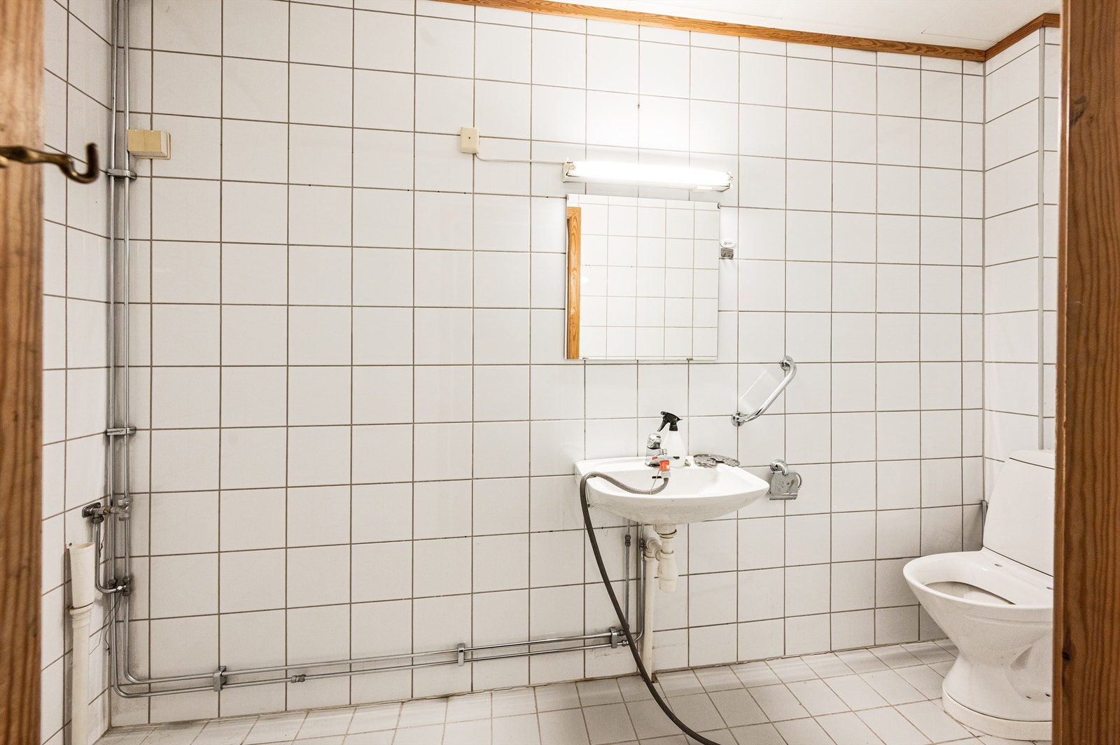 Badet har flislagte vegger og gulv med elektrisk gulvvarme. Galleribilde