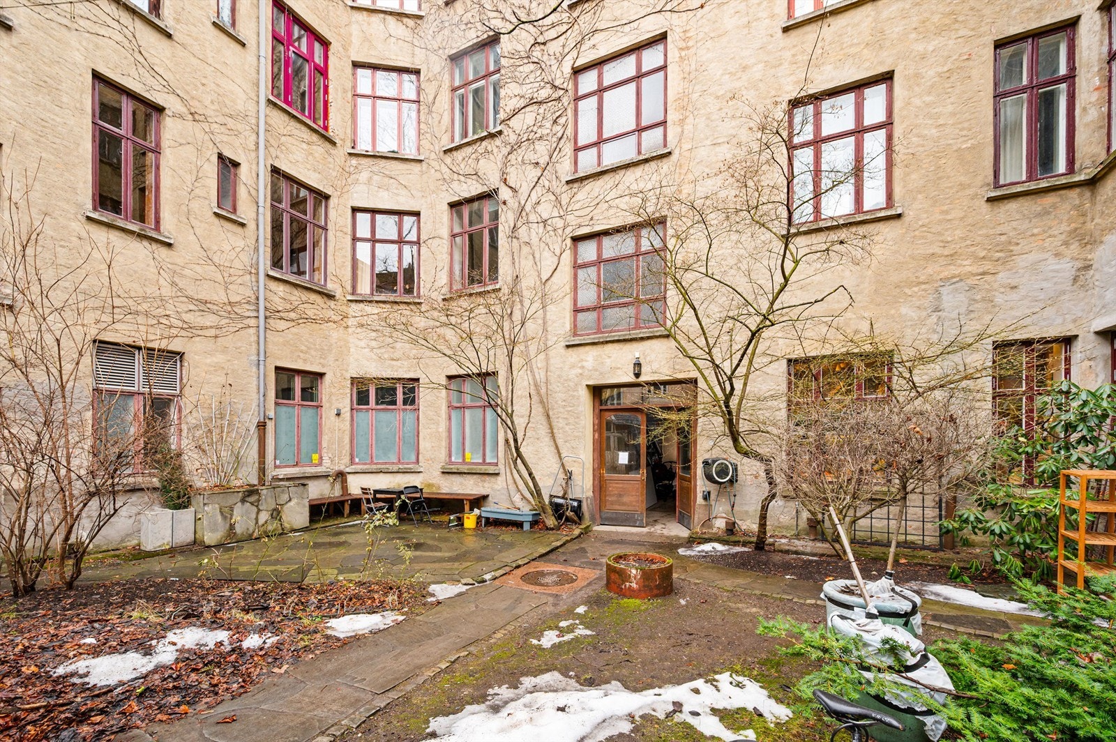 En hyggelig og tilbaketrukket bakgård med plass for sykkelparkering. Galleribilde